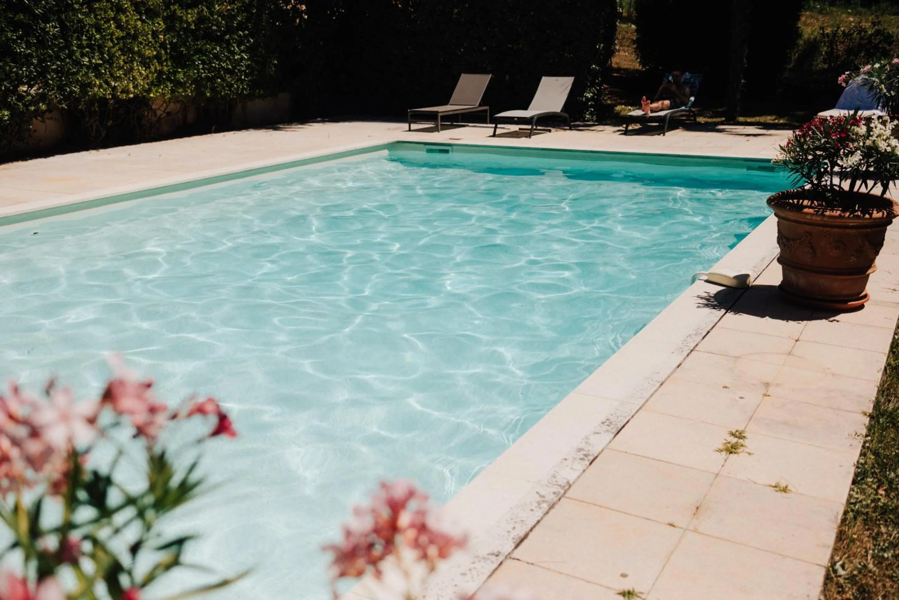 Pool view in Gîte Château de Seguin