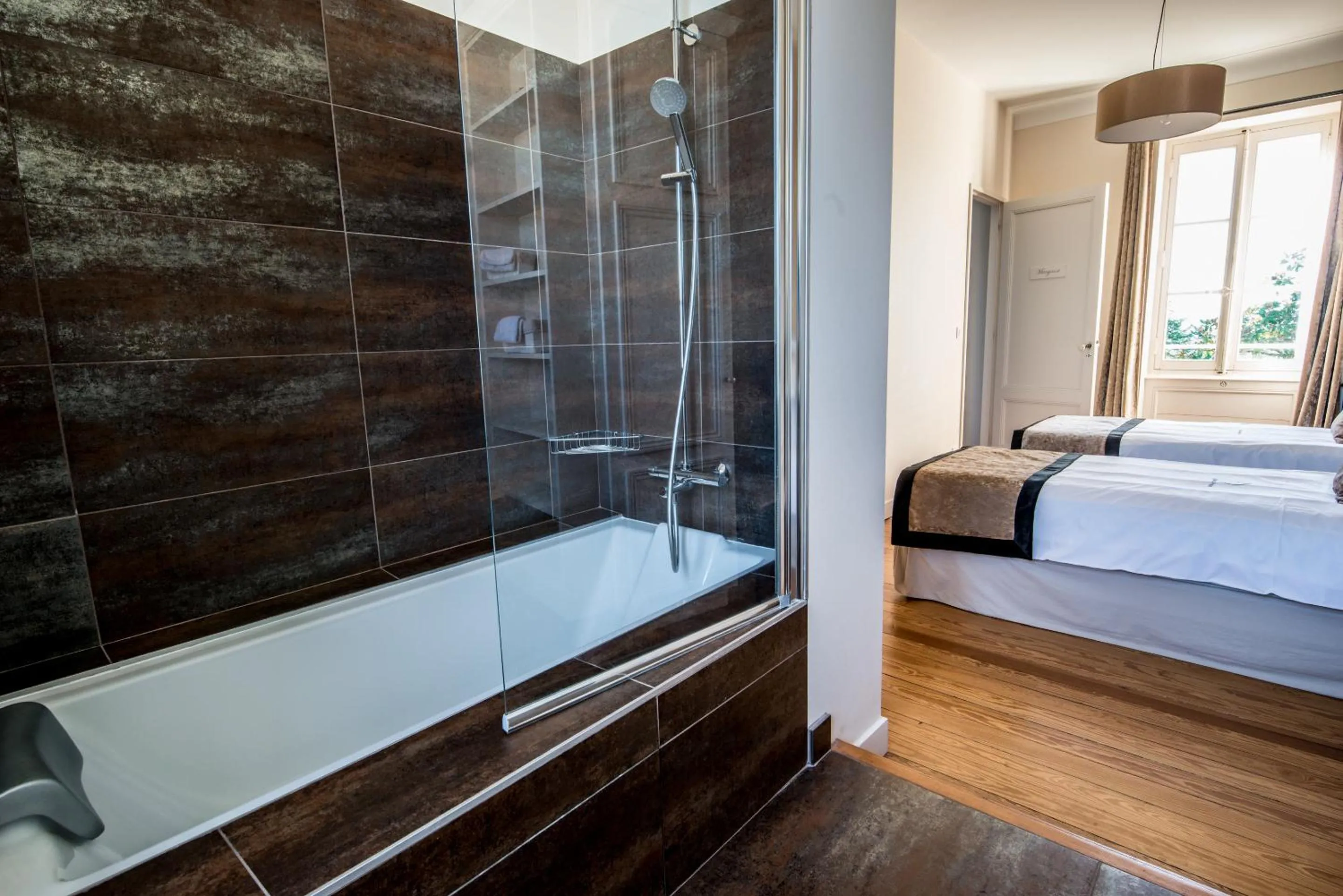 Bathroom, Bed in Gîte Château de Seguin