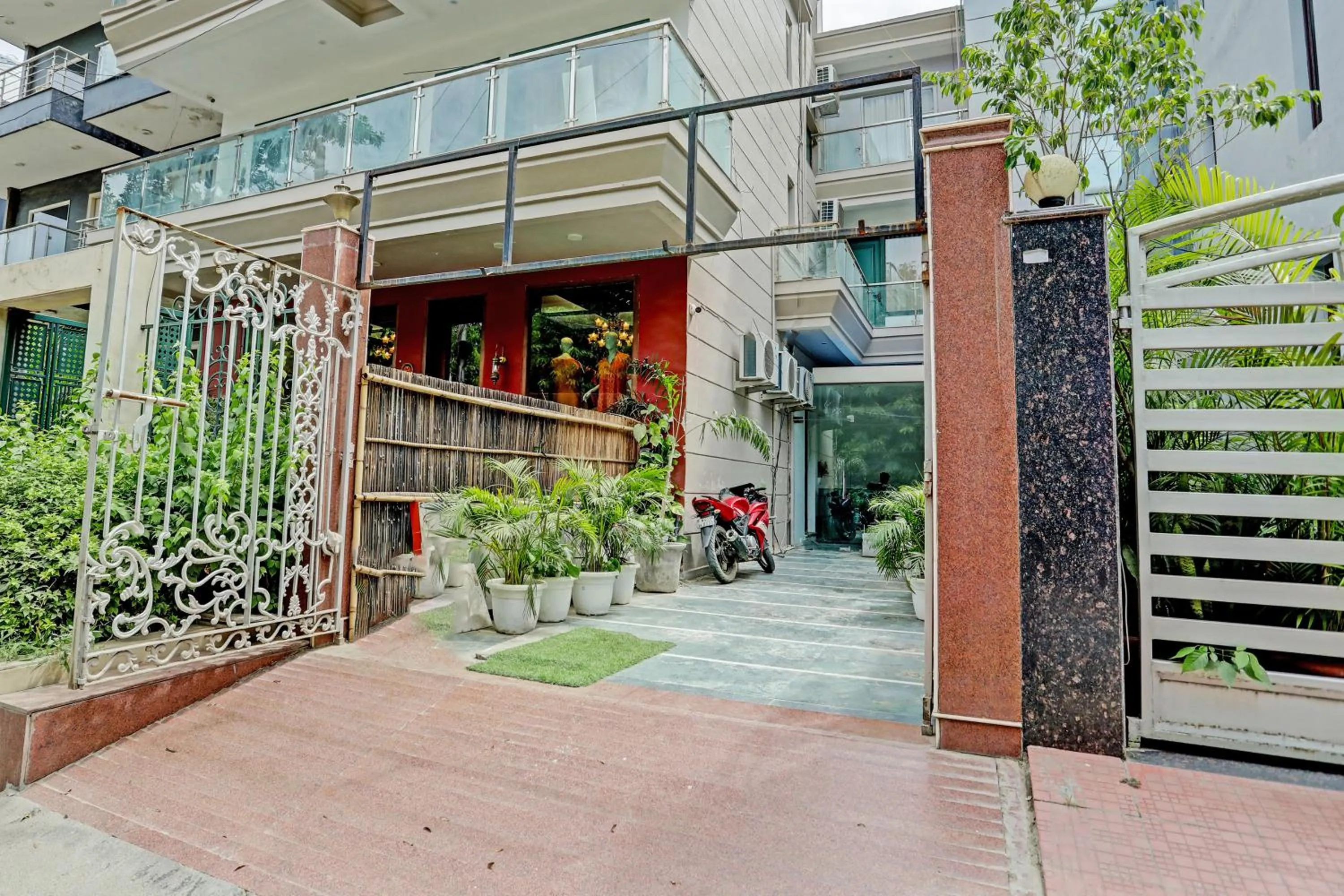 Property building in Roswell Inn