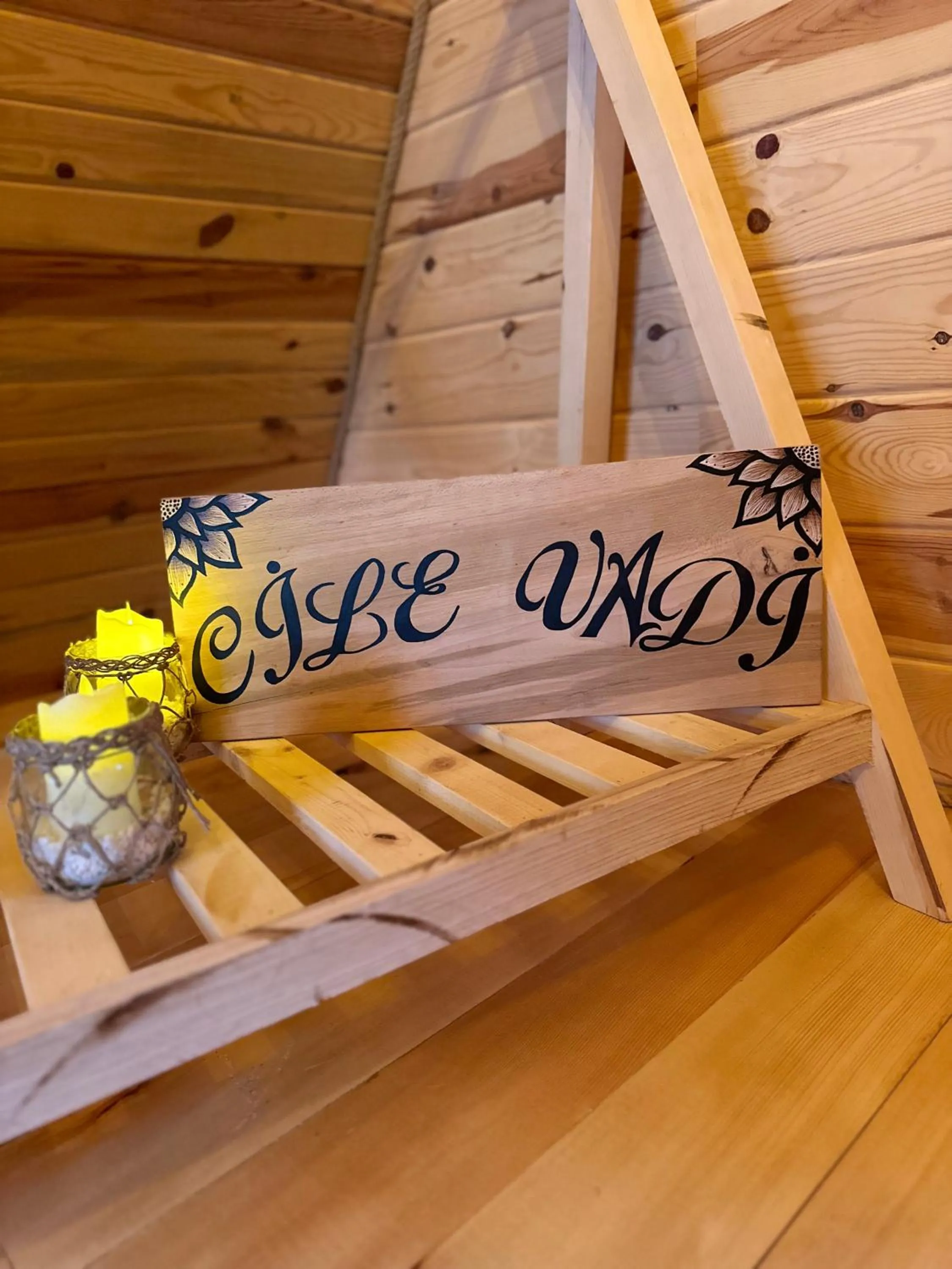 Text overlay in Cile Vadi Bungalov