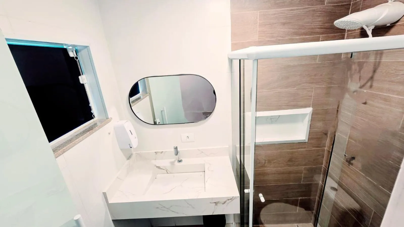 Shower in CASA HOTEL PIRACICABA