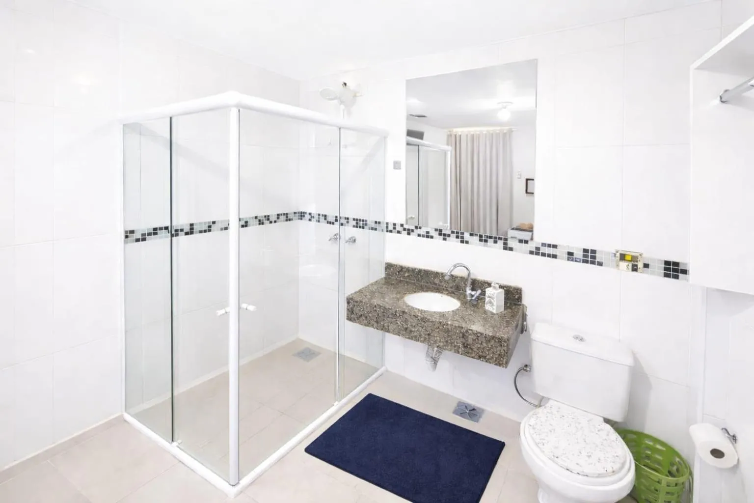 Shower in CASA HOTEL PIRACICABA