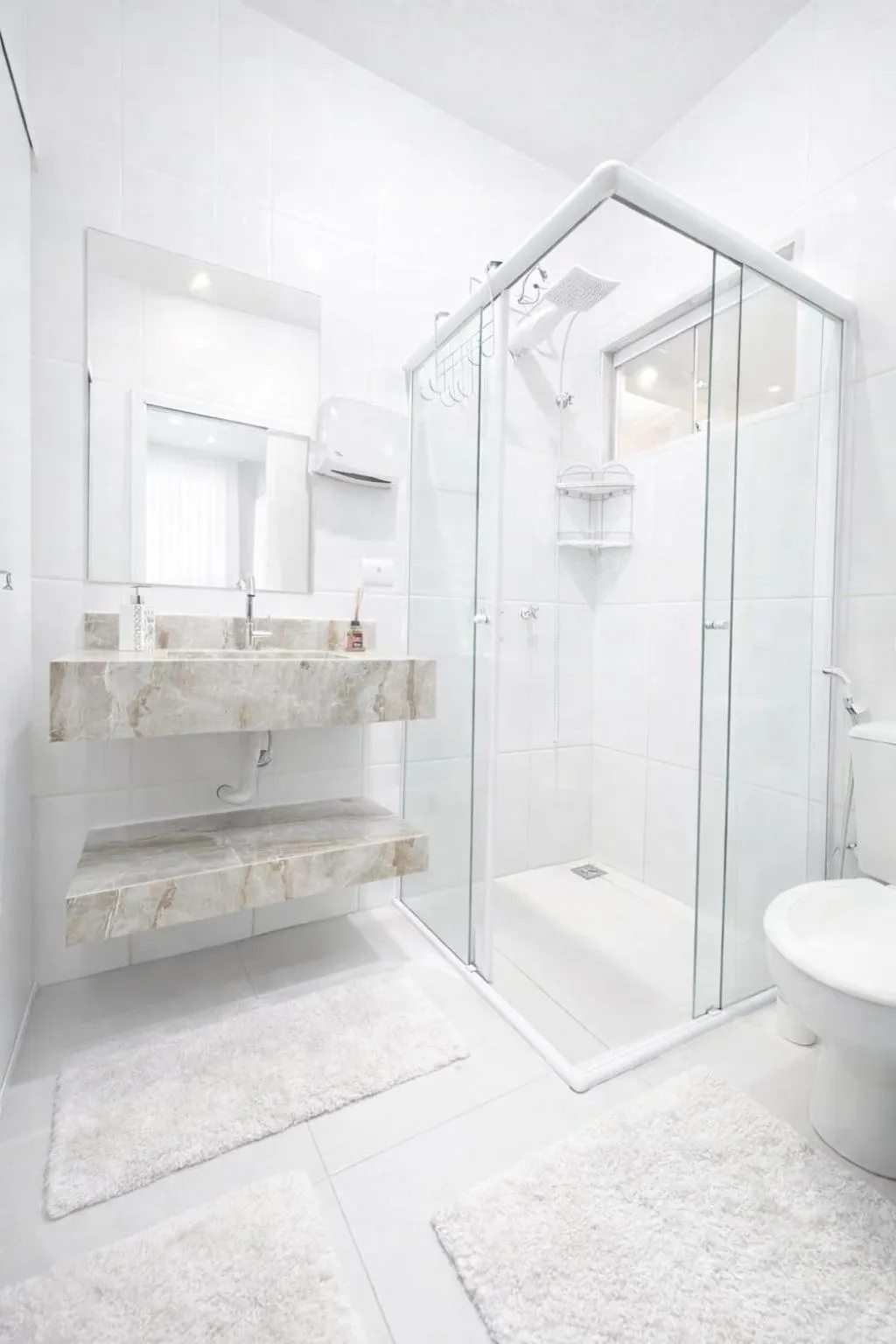 Shower in CASA HOTEL PIRACICABA