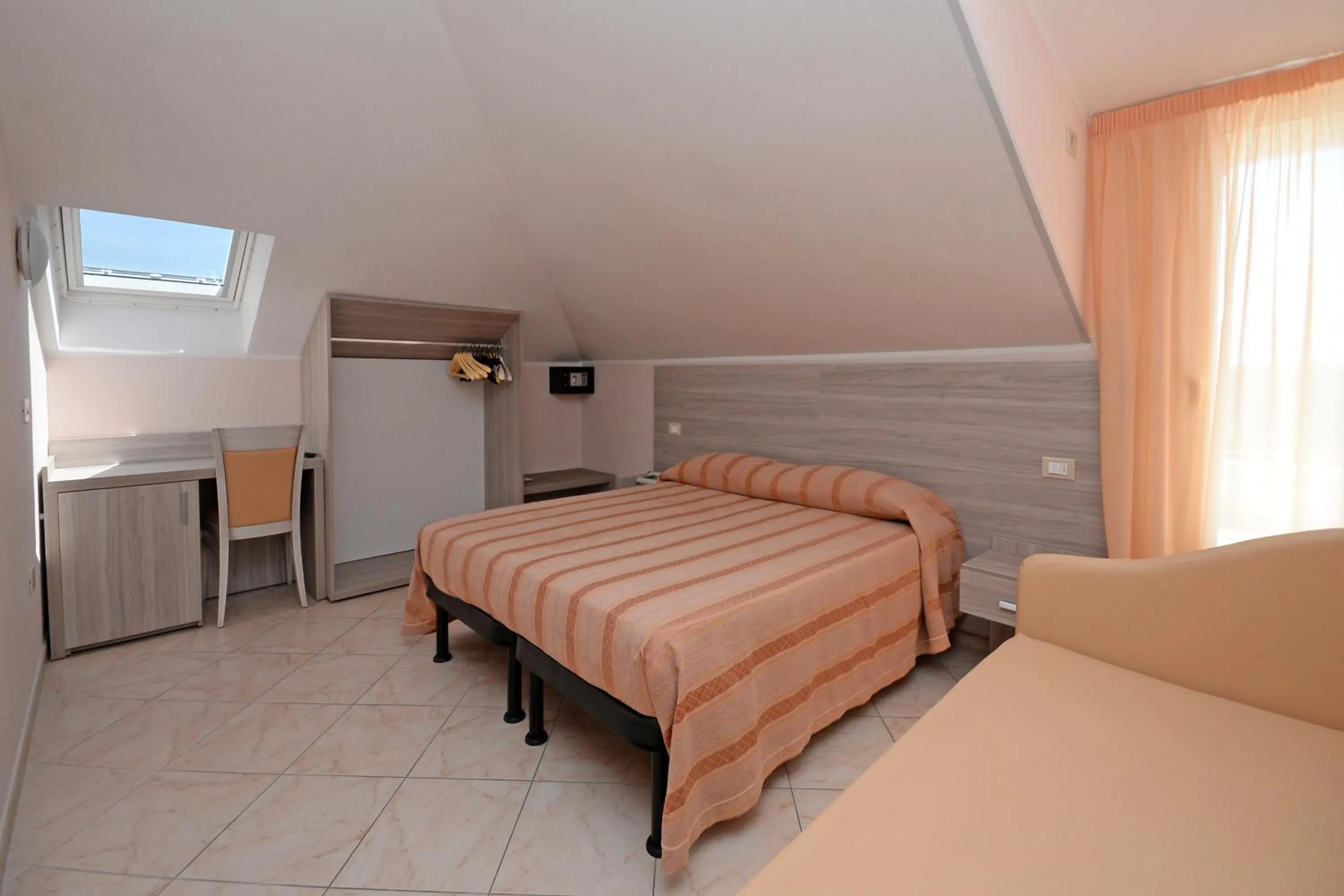 Photo of the whole room in Hotel Concorde