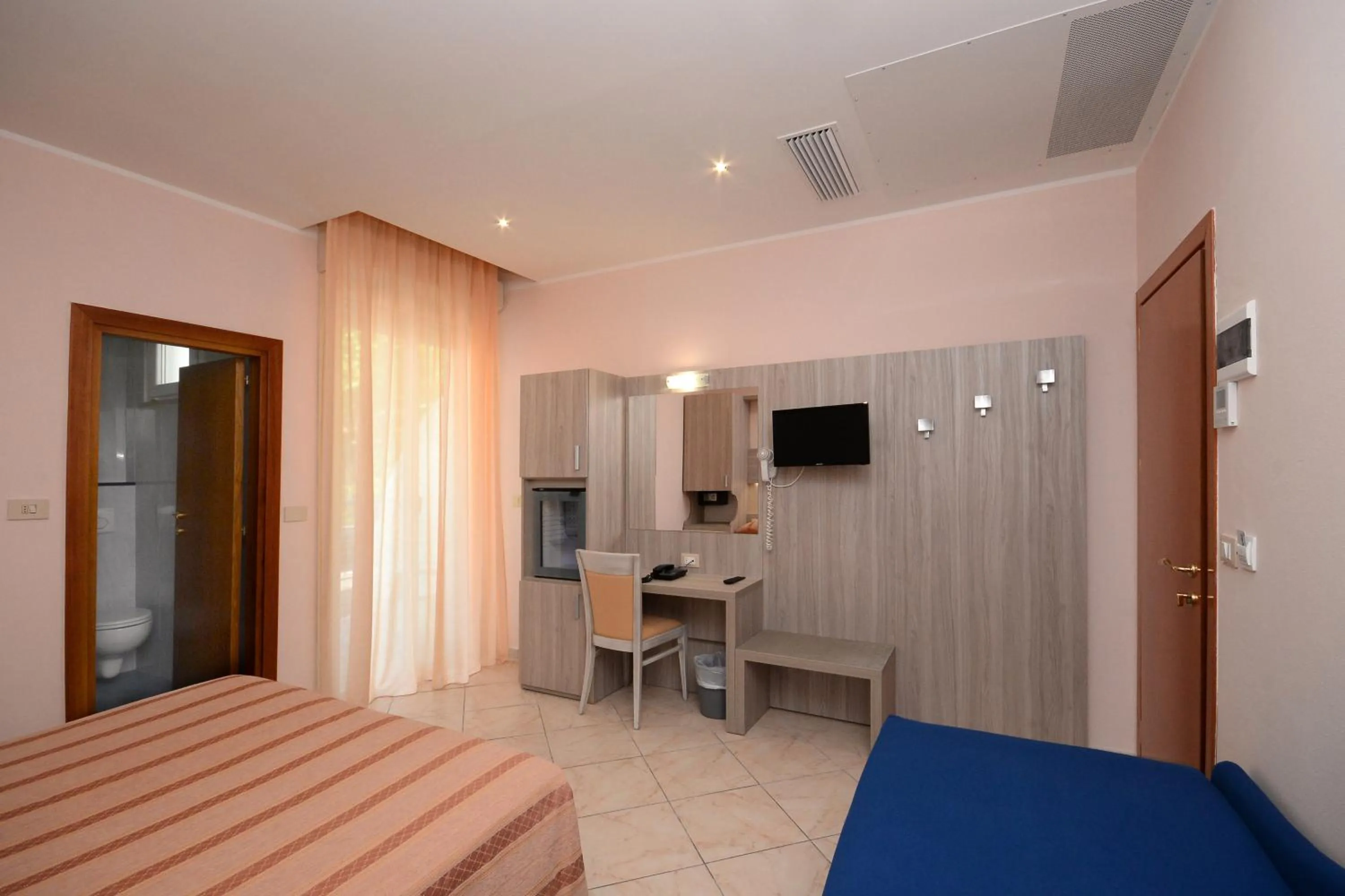 Photo of the whole room in Hotel Concorde