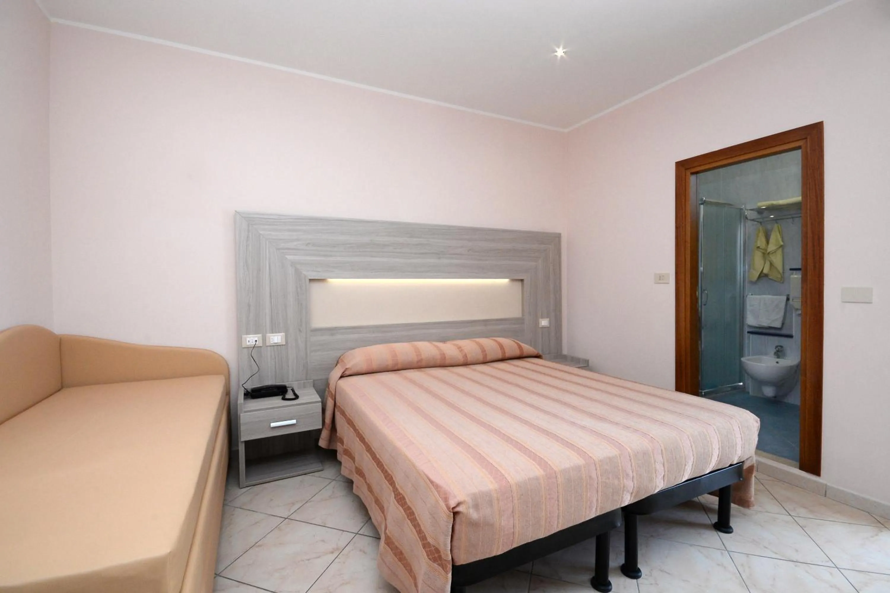 Photo of the whole room in Hotel Concorde