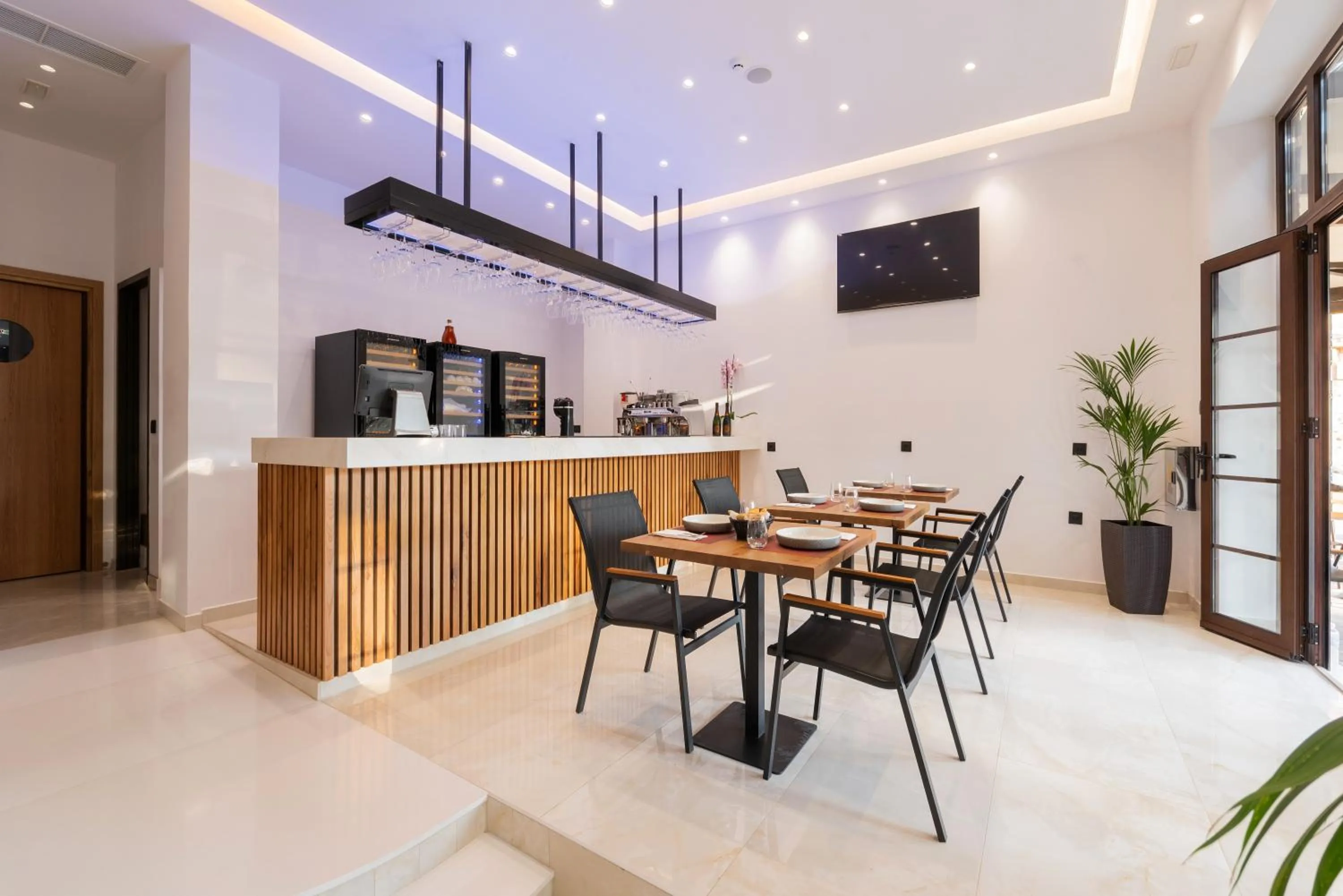 Restaurant/places to eat in The Wine Hotel