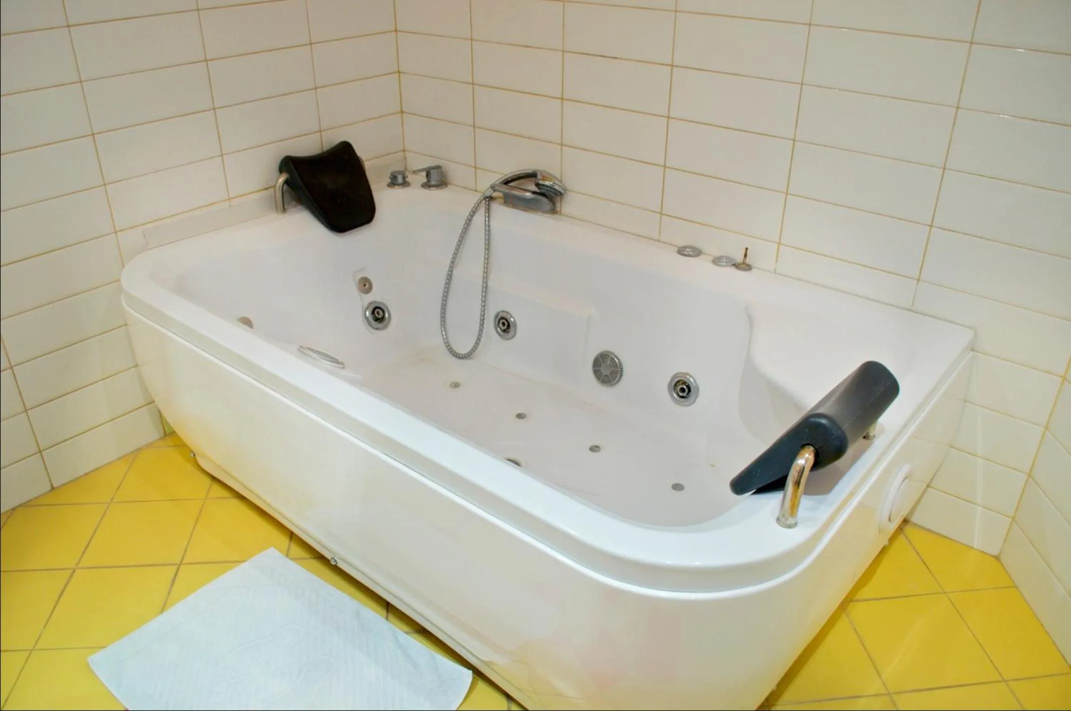 Suite with Spa Bath - single occupancy in Ivy Boutique Hotel