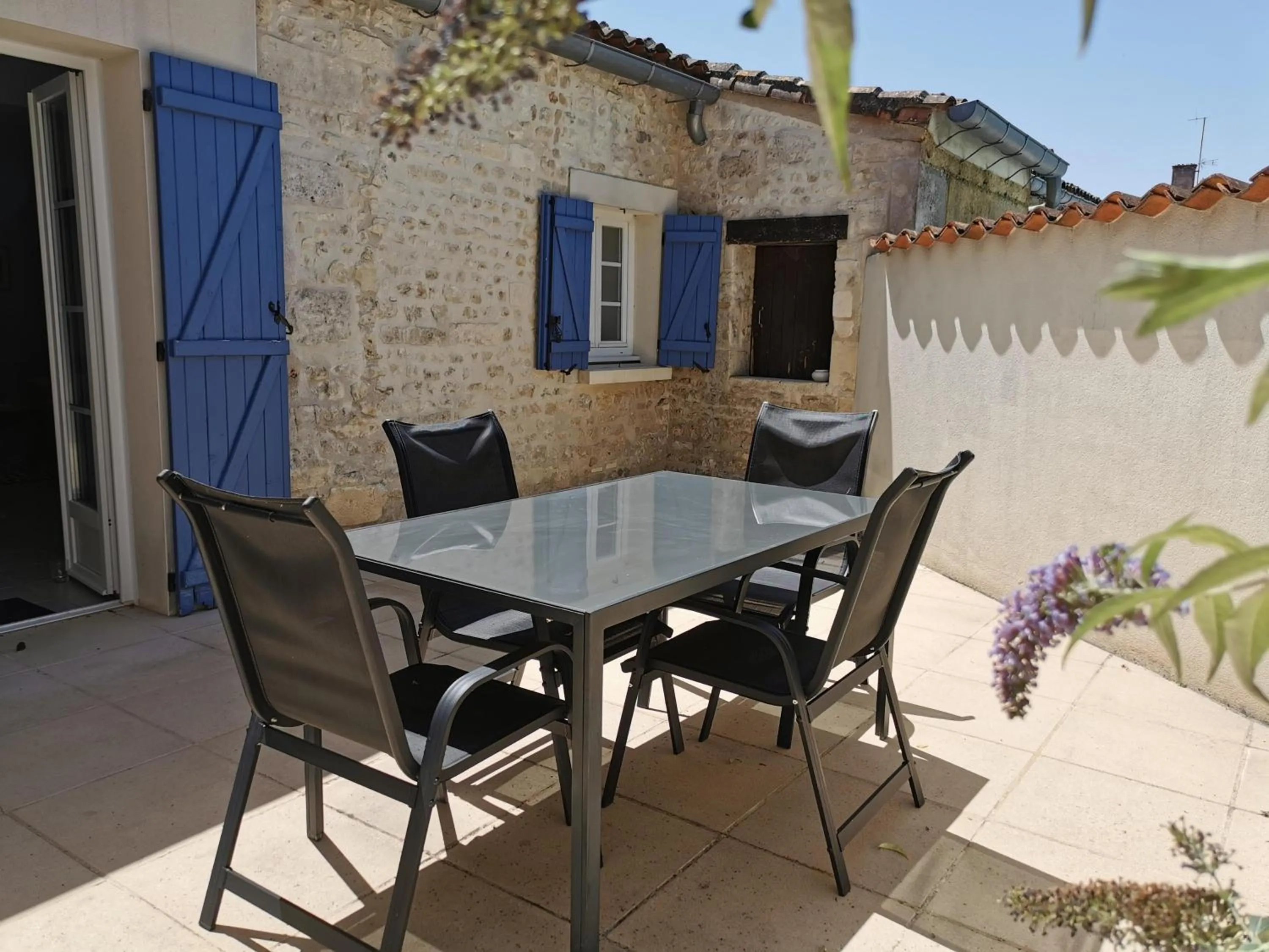 Patio in L'Ancienne Distillerie