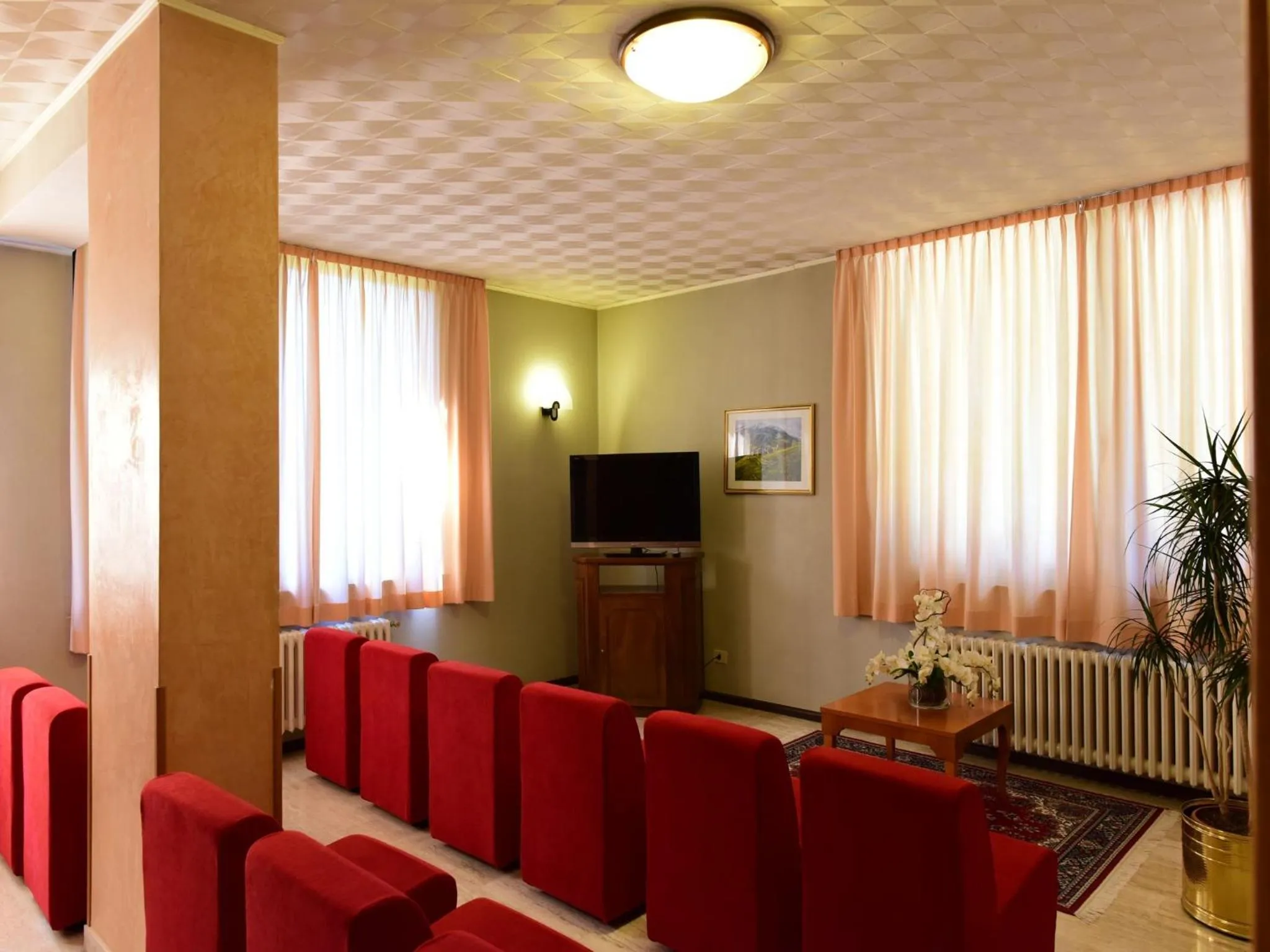 Communal lounge/ TV room in Hotel Ginepro