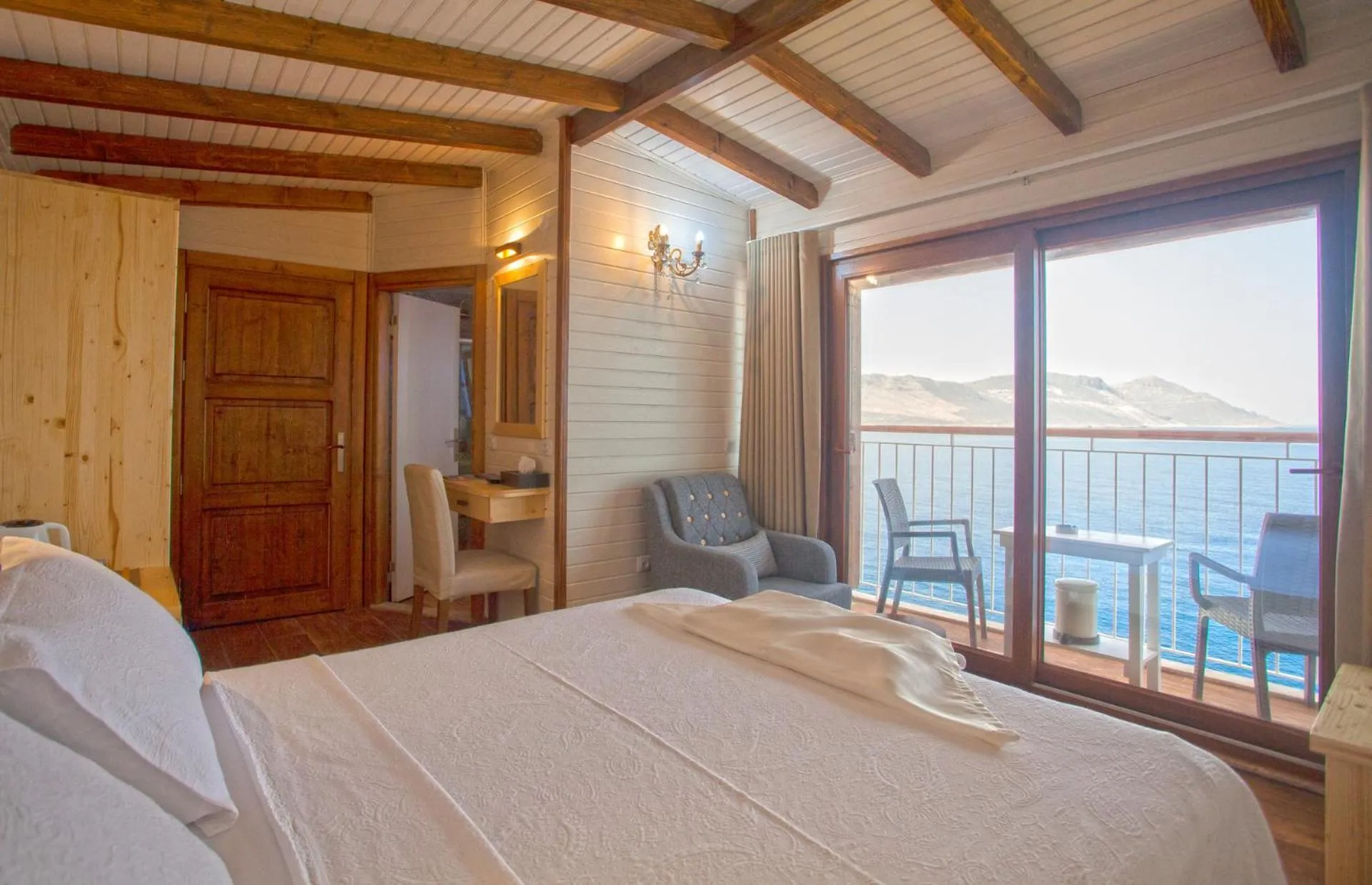 Photo of the whole room, Bed in Sunset Villa Hotel