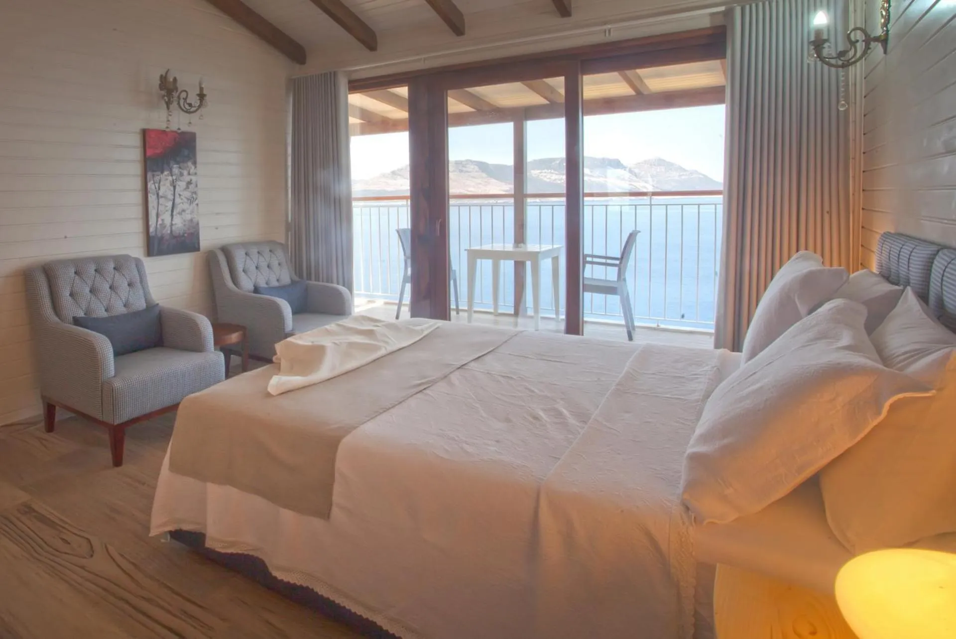 Photo of the whole room, Bed in Sunset Villa Hotel