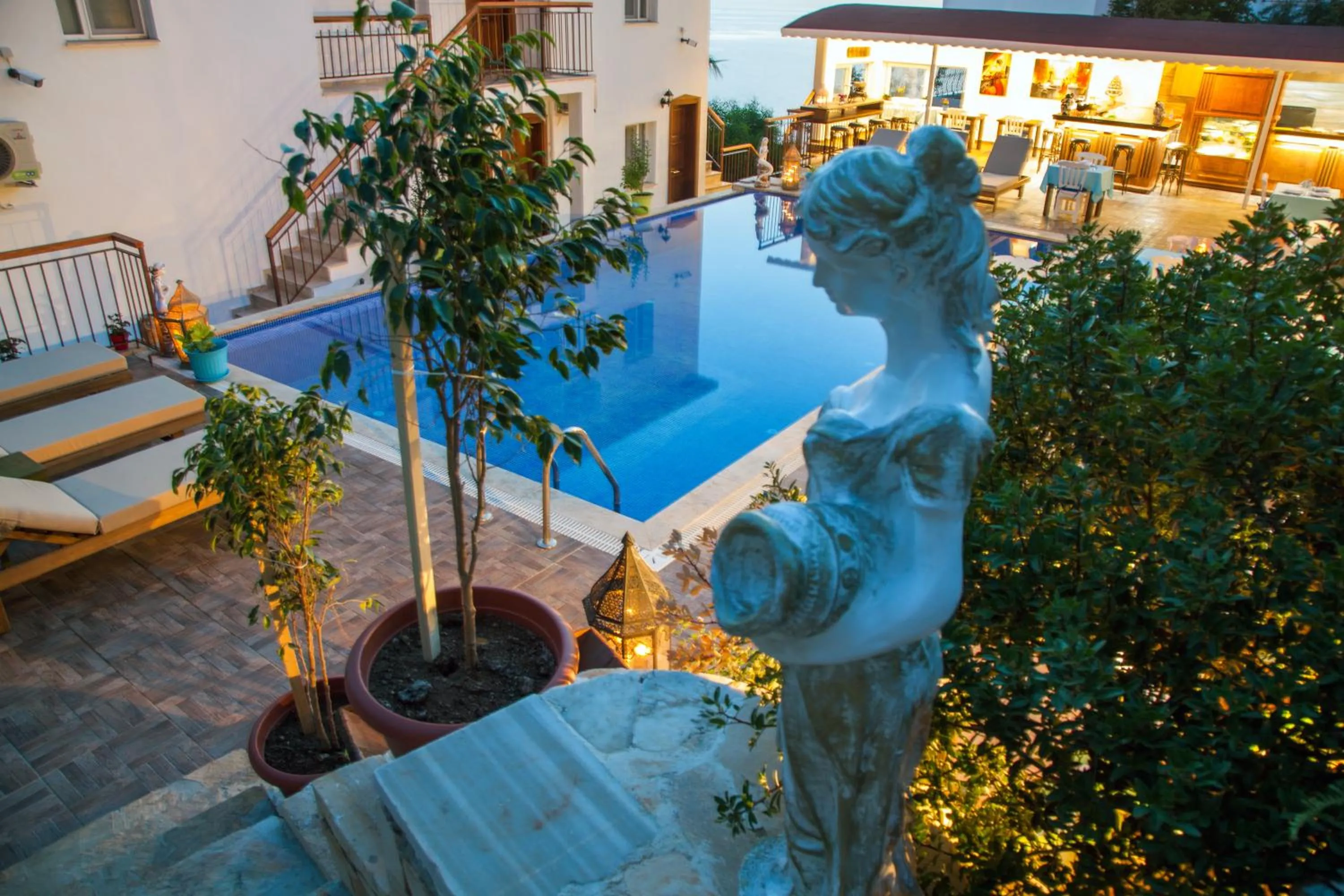 Garden in Sunset Villa Hotel