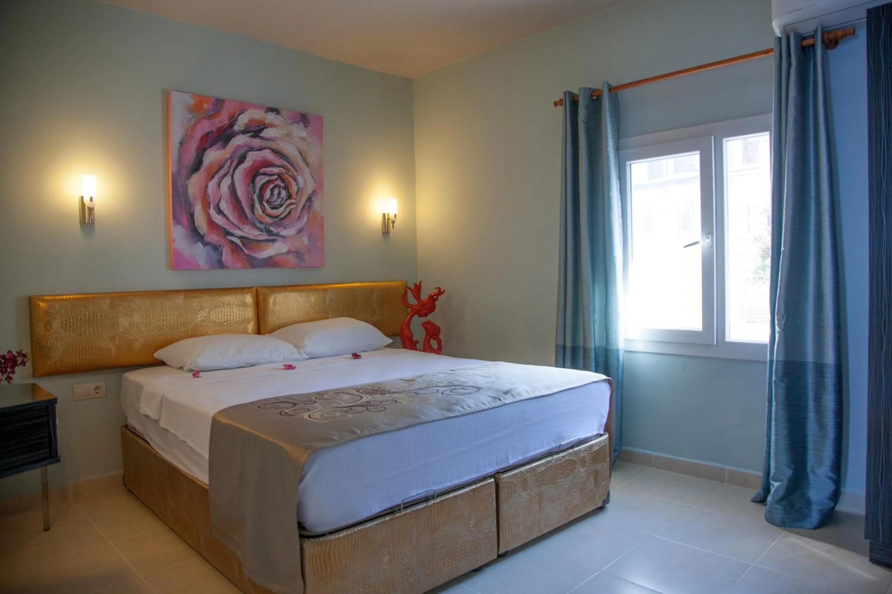 Bedroom, Bed in Sunset Villa Hotel