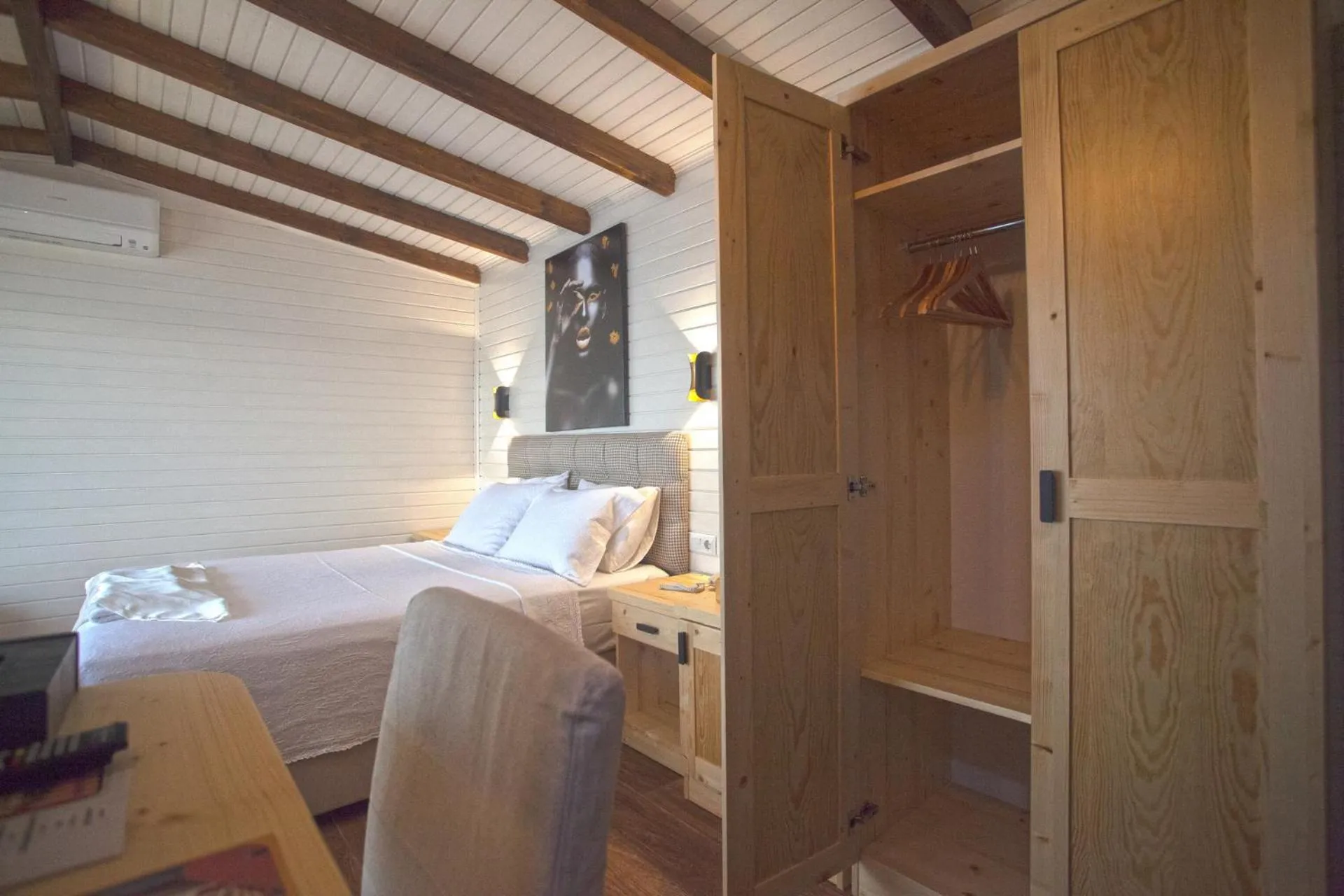 Photo of the whole room, Bed in Sunset Villa Hotel