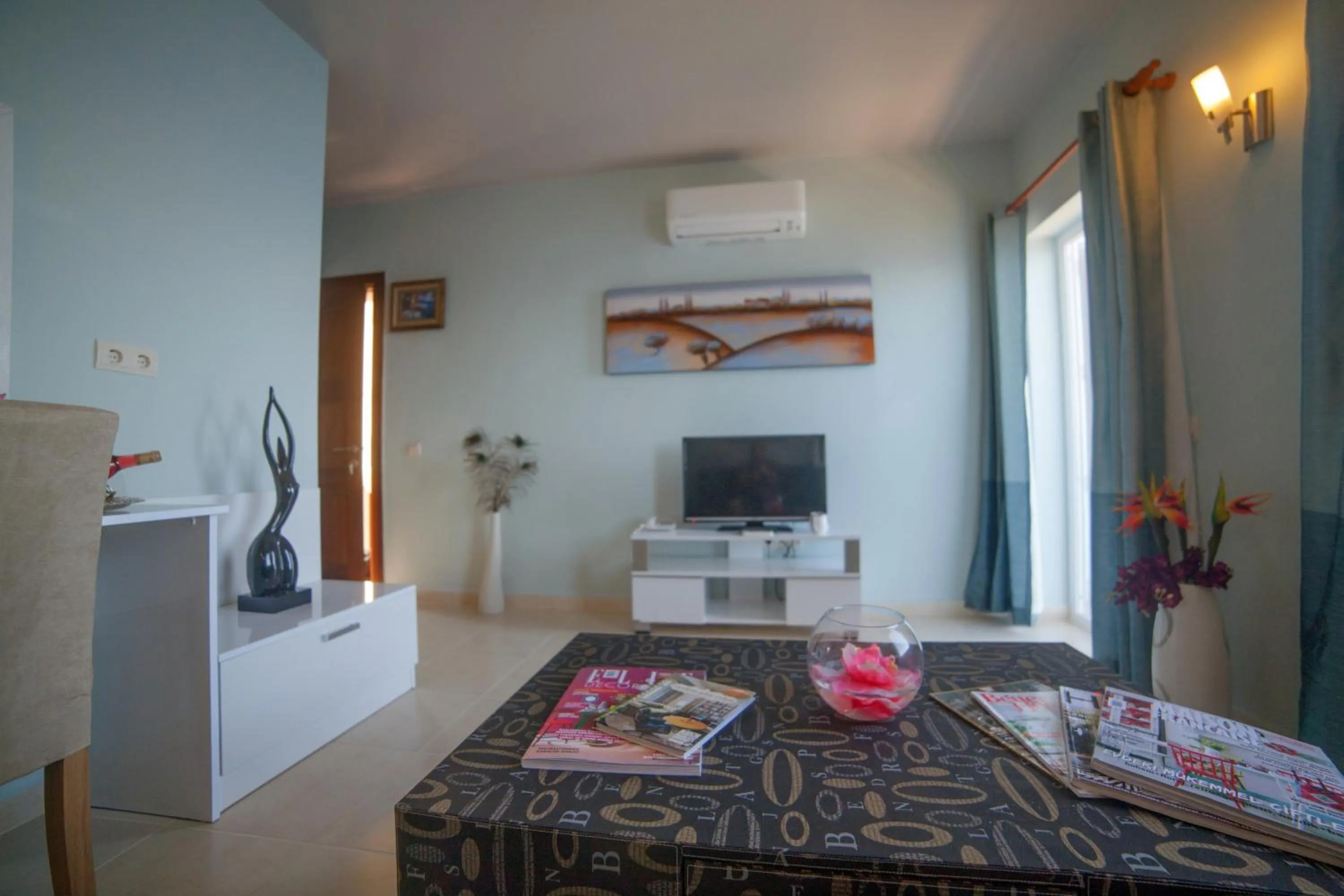 Photo of the whole room in Sunset Villa Hotel