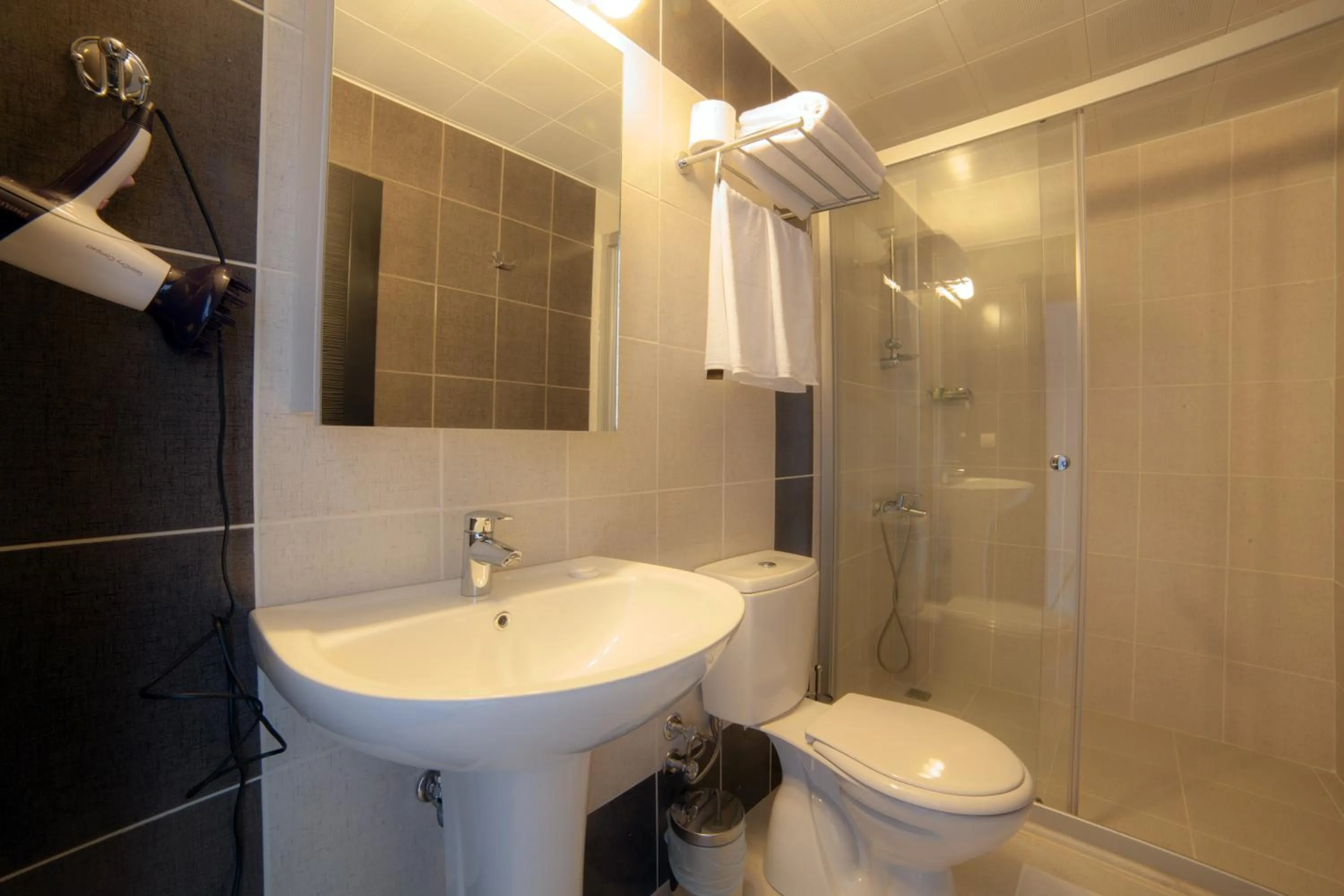 Bathroom in Sunset Villa Hotel