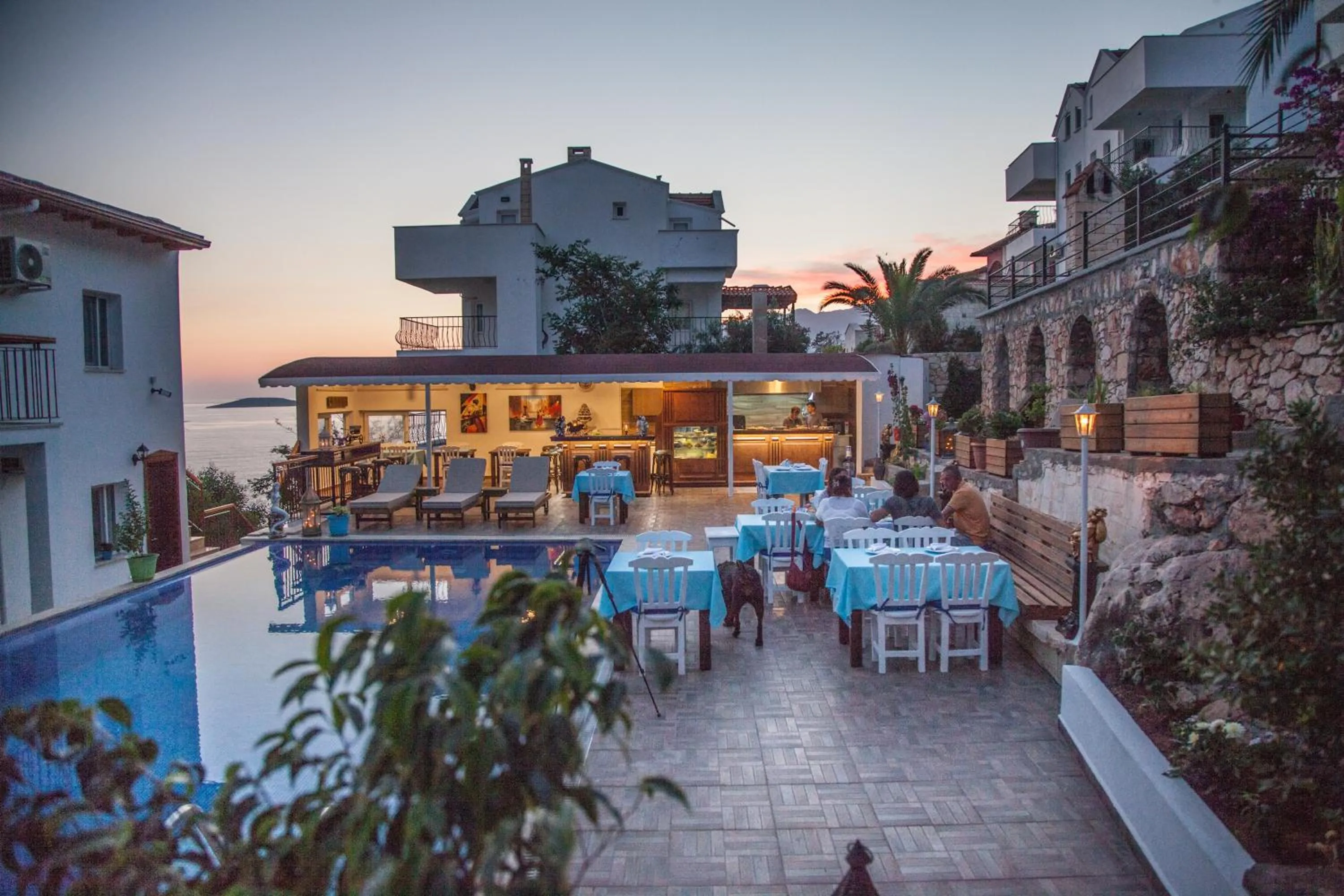 Restaurant/places to eat in Sunset Villa Hotel