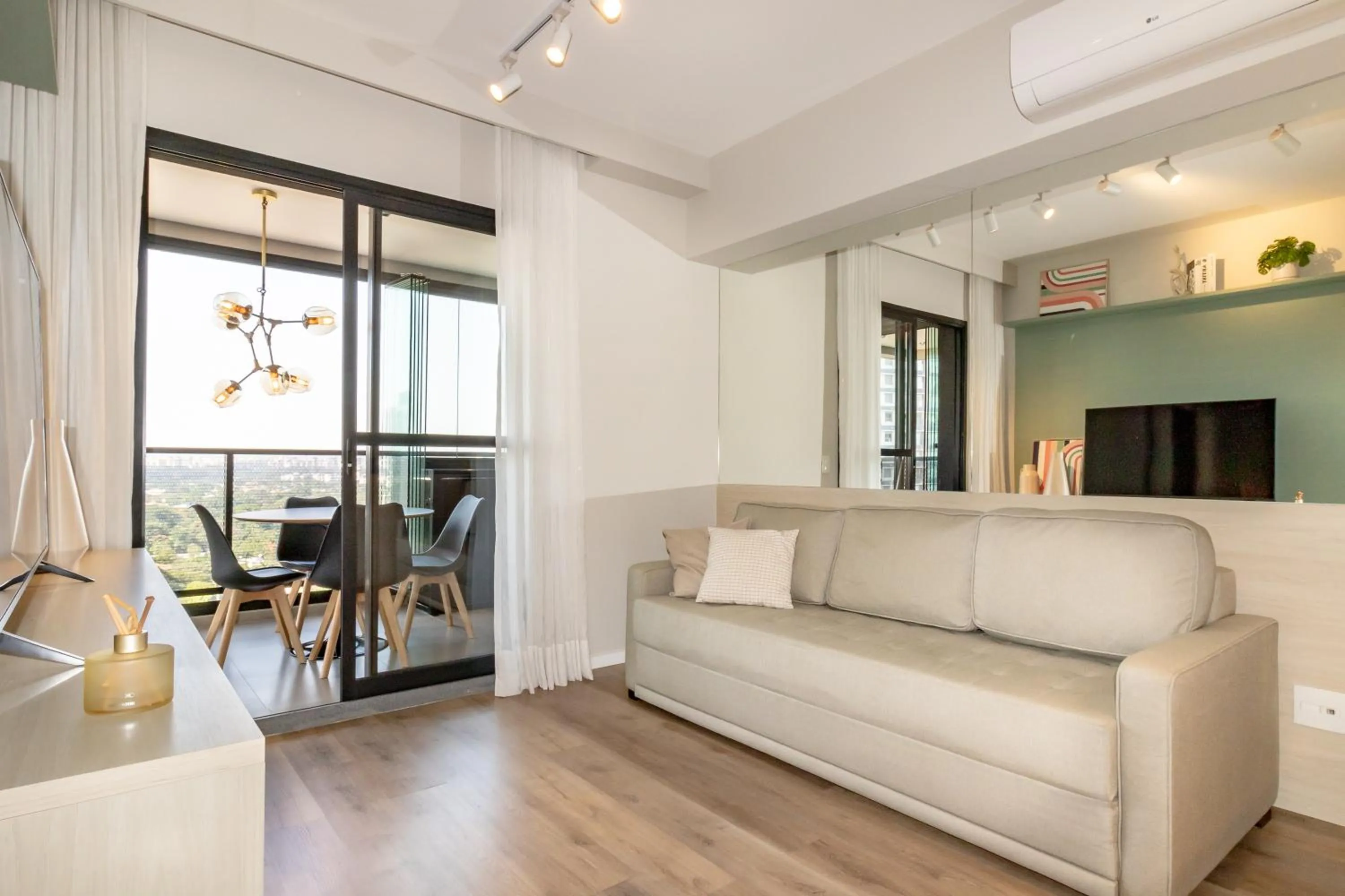 Charme Pinheiros e Jardins com piscina, cama queen