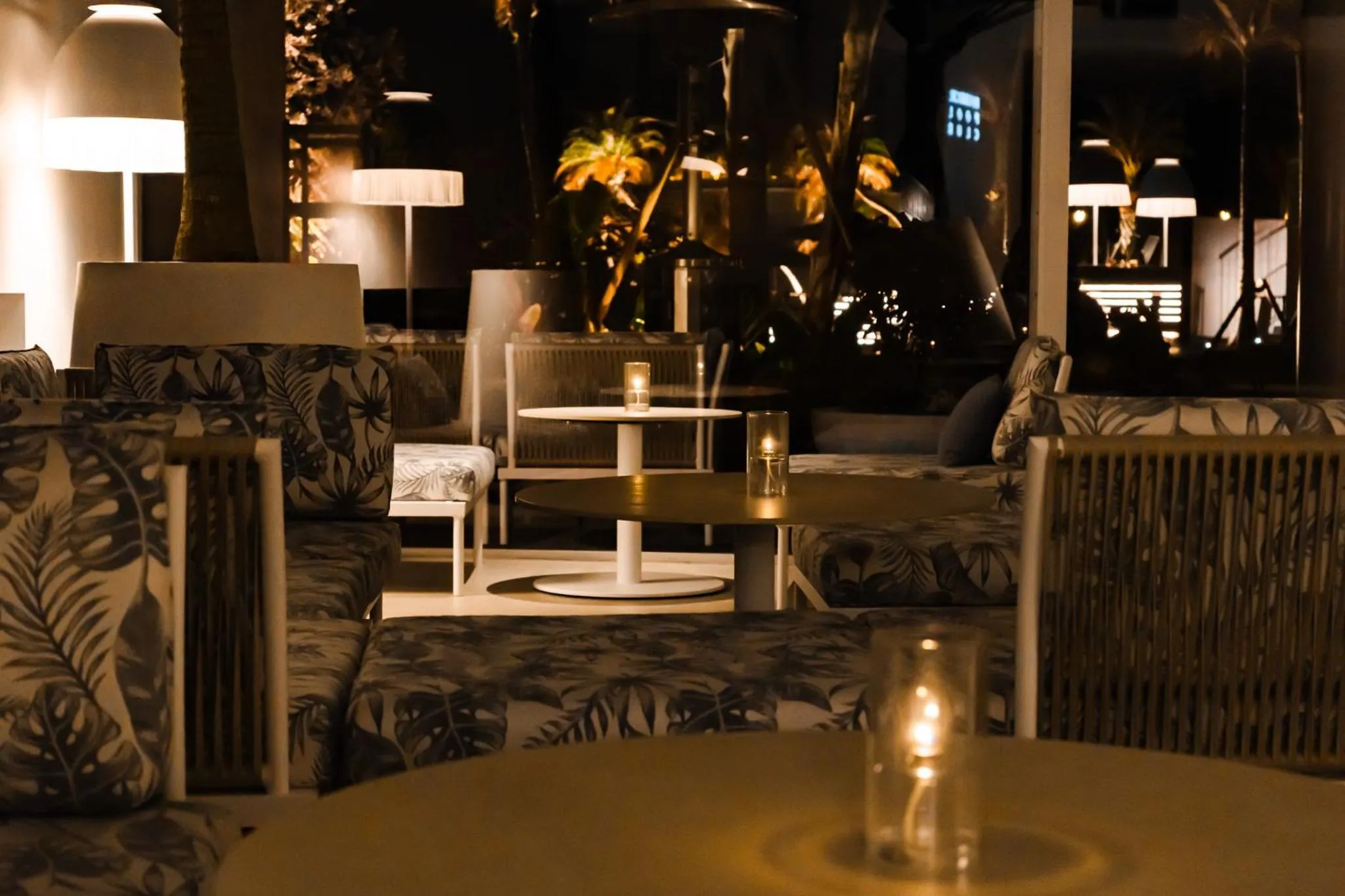 Night in BOTANICAL POOL CLUB