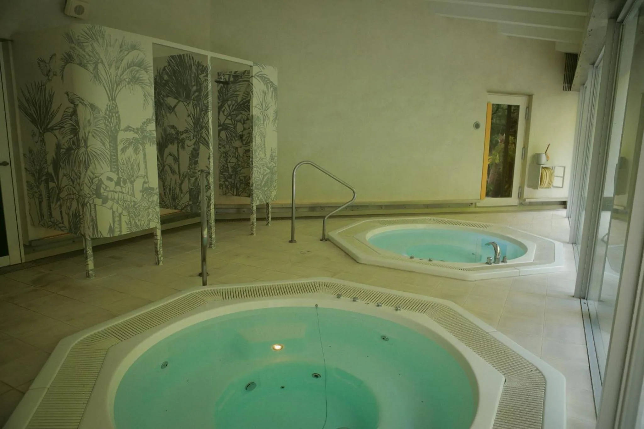 Hot Tub in BOTANICAL POOL CLUB