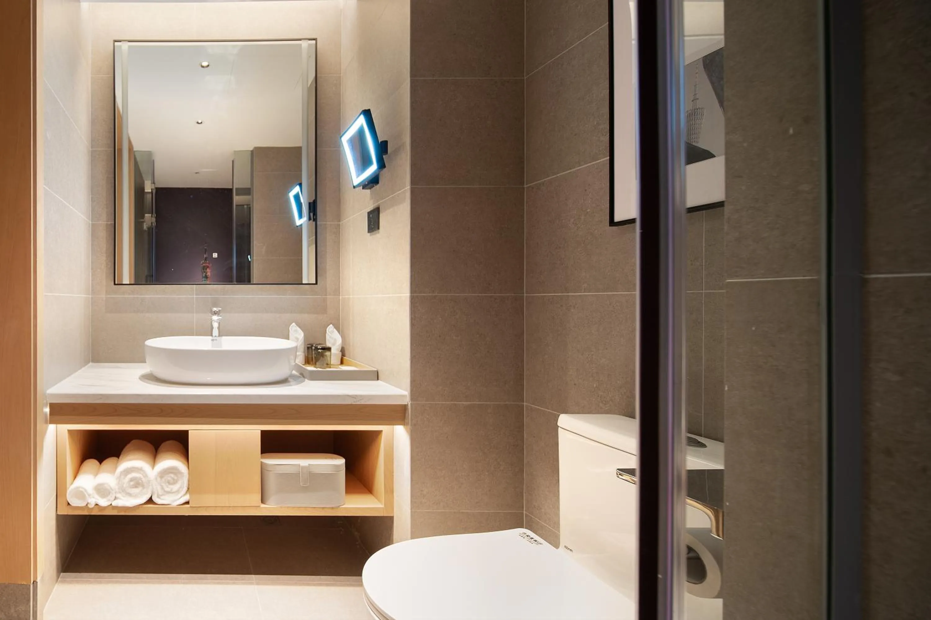Toilet in Langham Honor International Hotel Canton Fair Complex Branch - Free Shuttle to Canton Fair Complex During Canton Fair Period & Free Mini Bar