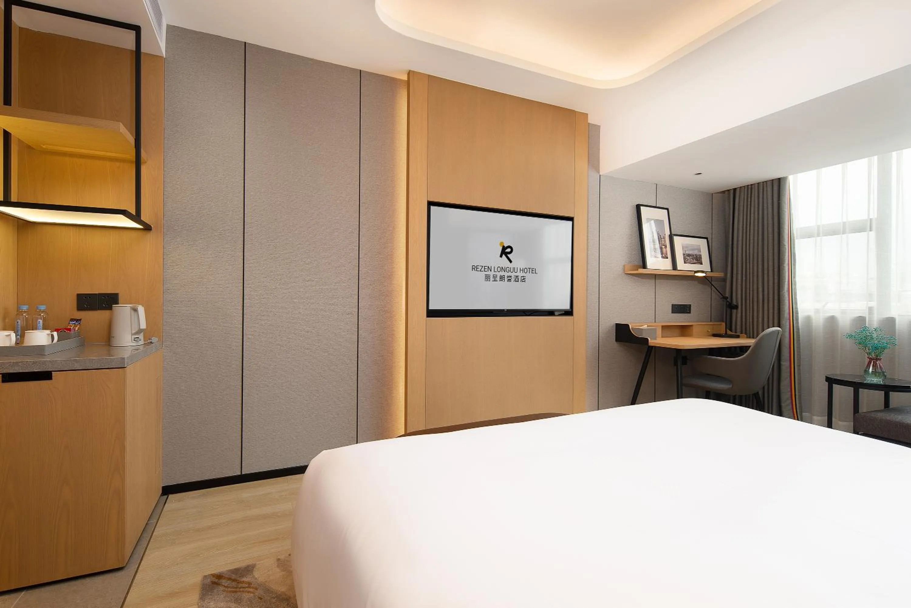 TV and multimedia, Bed in Langham Honor International Hotel Canton Fair Complex Branch - Free Shuttle to Canton Fair Complex During Canton Fair Period & Free Mini Bar