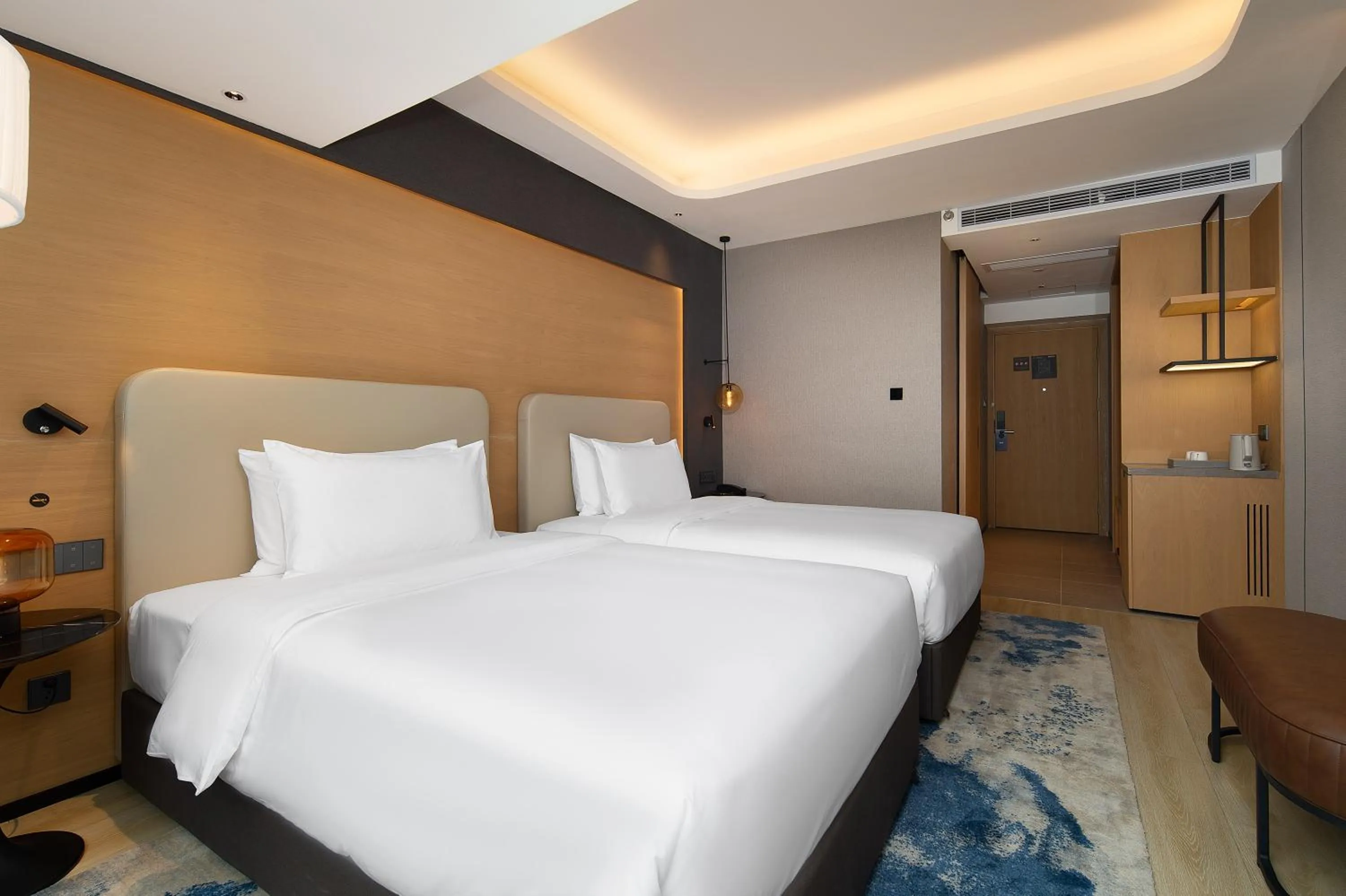 Bed in Langham Honor International Hotel Canton Fair Complex Branch - Free Shuttle to Canton Fair Complex During Canton Fair Period & Free Mini Bar