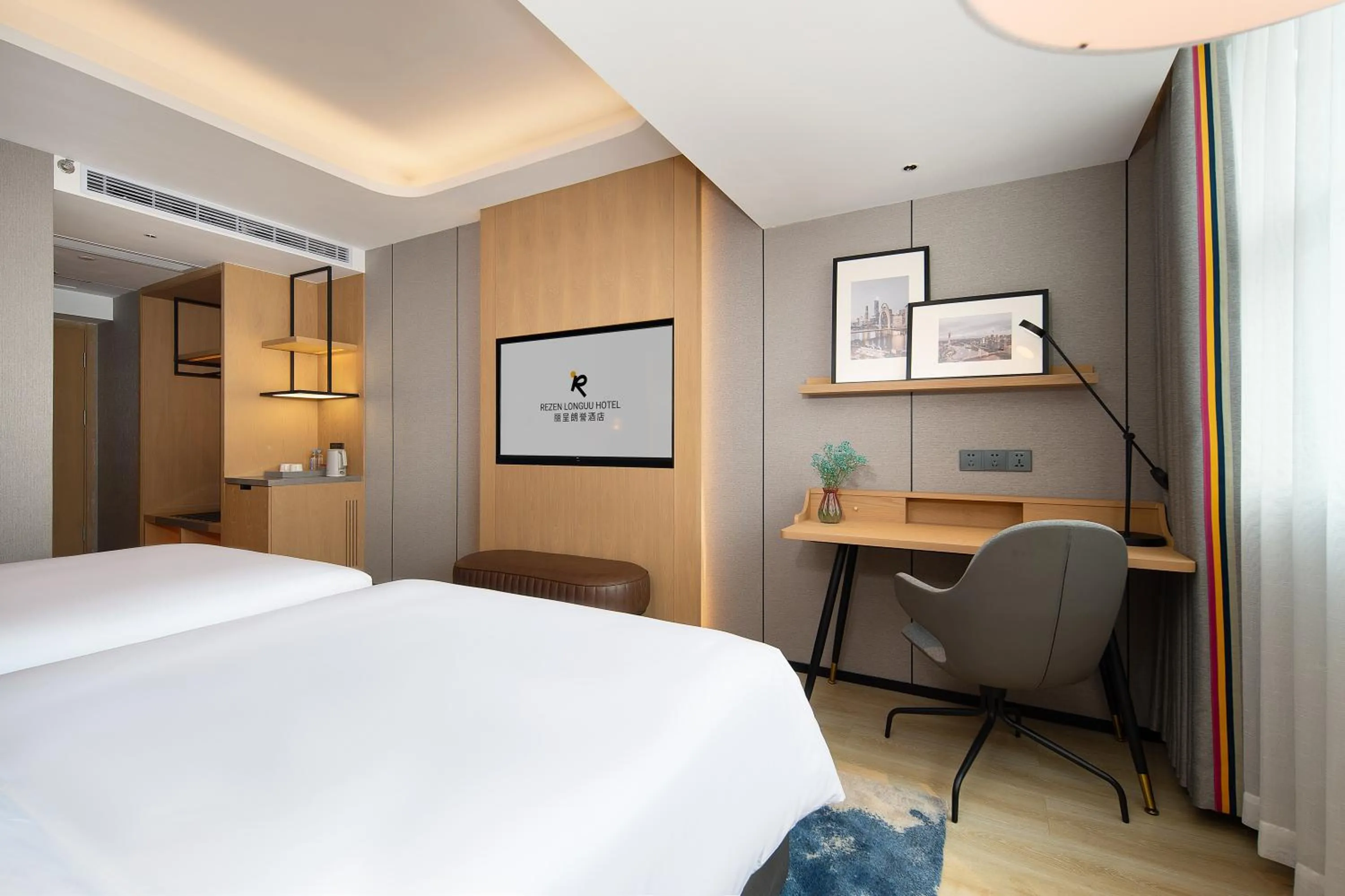 Bed in Langham Honor International Hotel Canton Fair Complex Branch - Free Shuttle to Canton Fair Complex During Canton Fair Period & Free Mini Bar