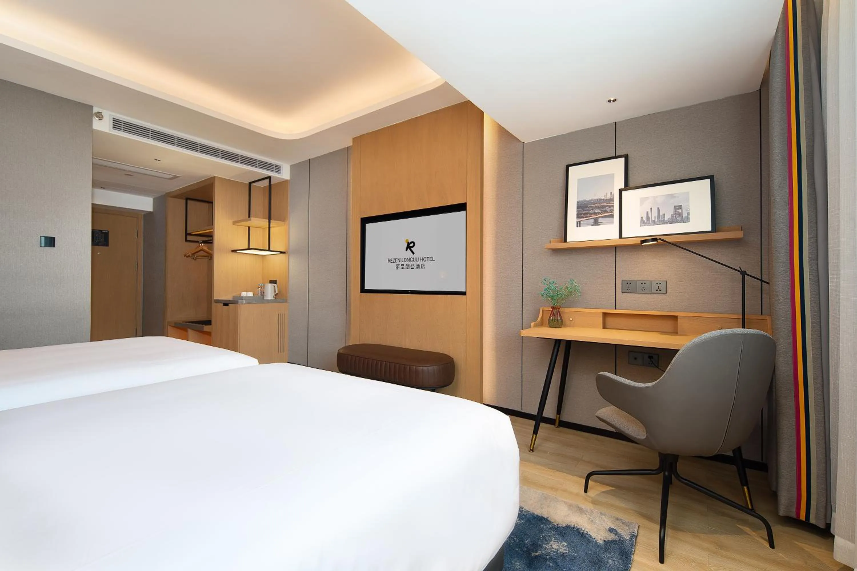 Bed in Langham Honor International Hotel Canton Fair Complex Branch - Free Shuttle to Canton Fair Complex During Canton Fair Period & Free Mini Bar