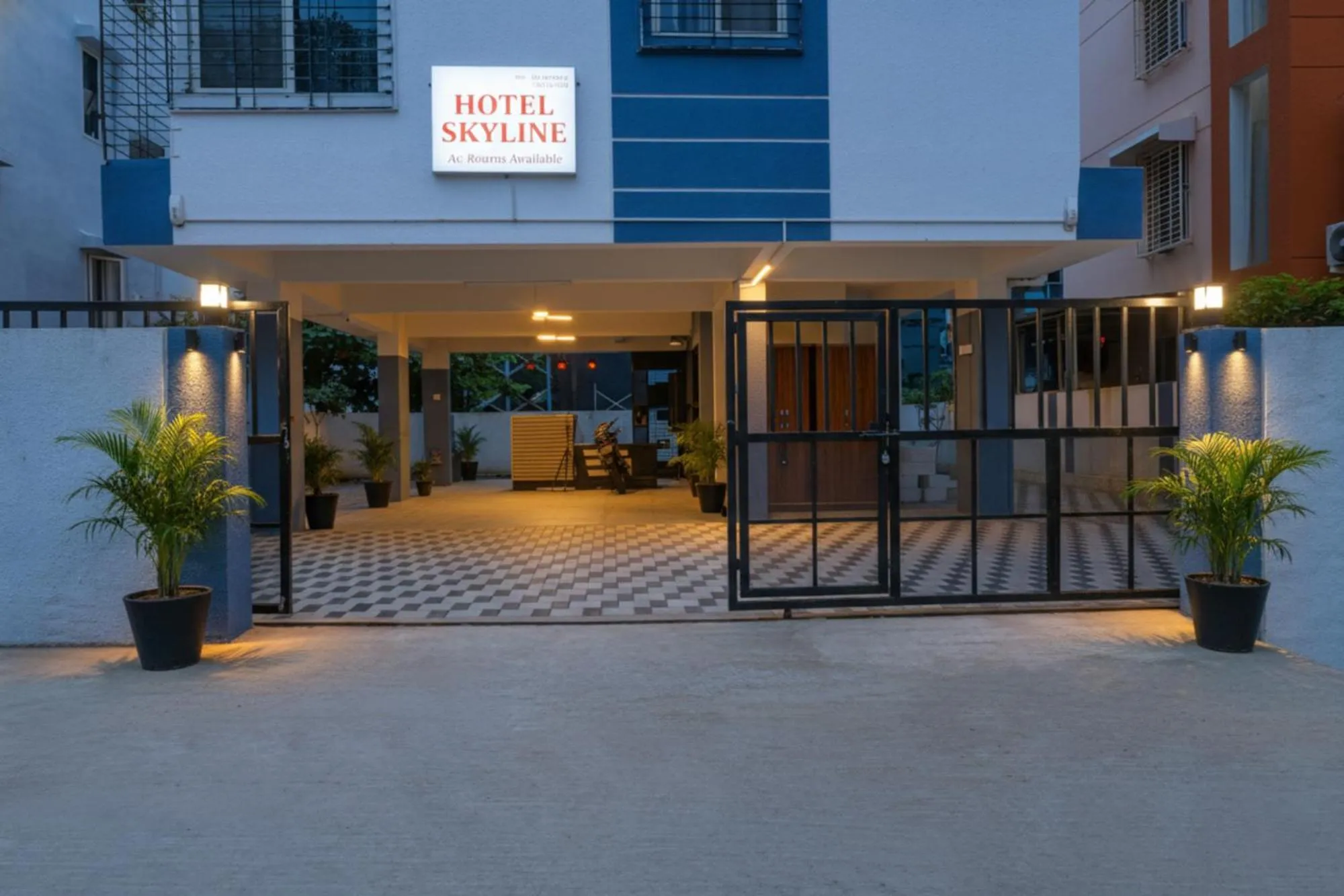 Facade/entrance in Via Skyline I