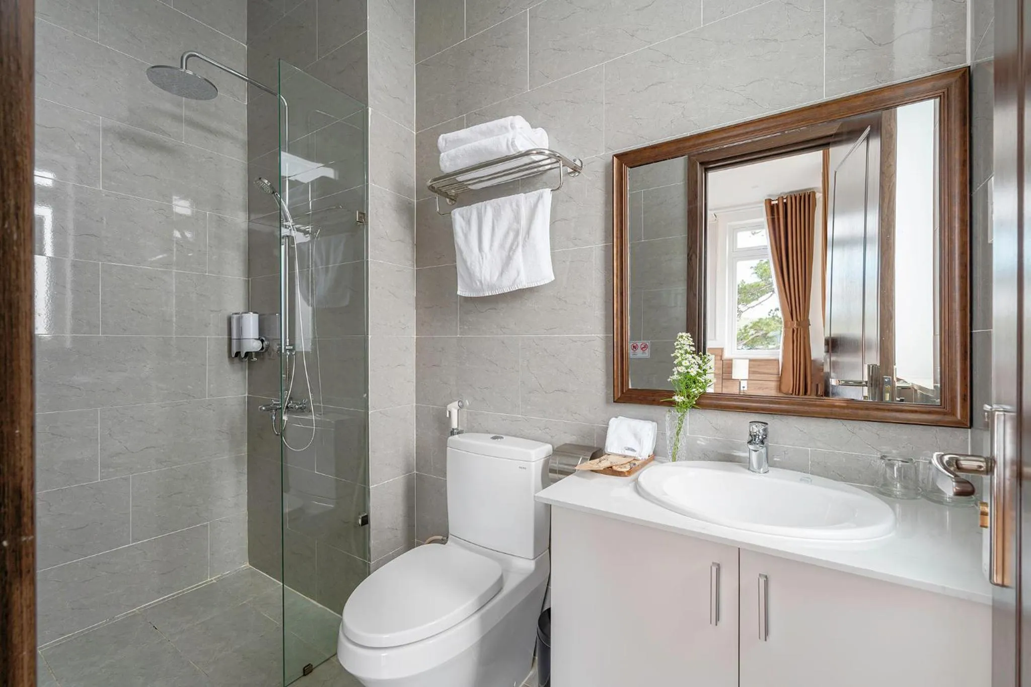 Shower in PINE VIEW Hotel Dalat