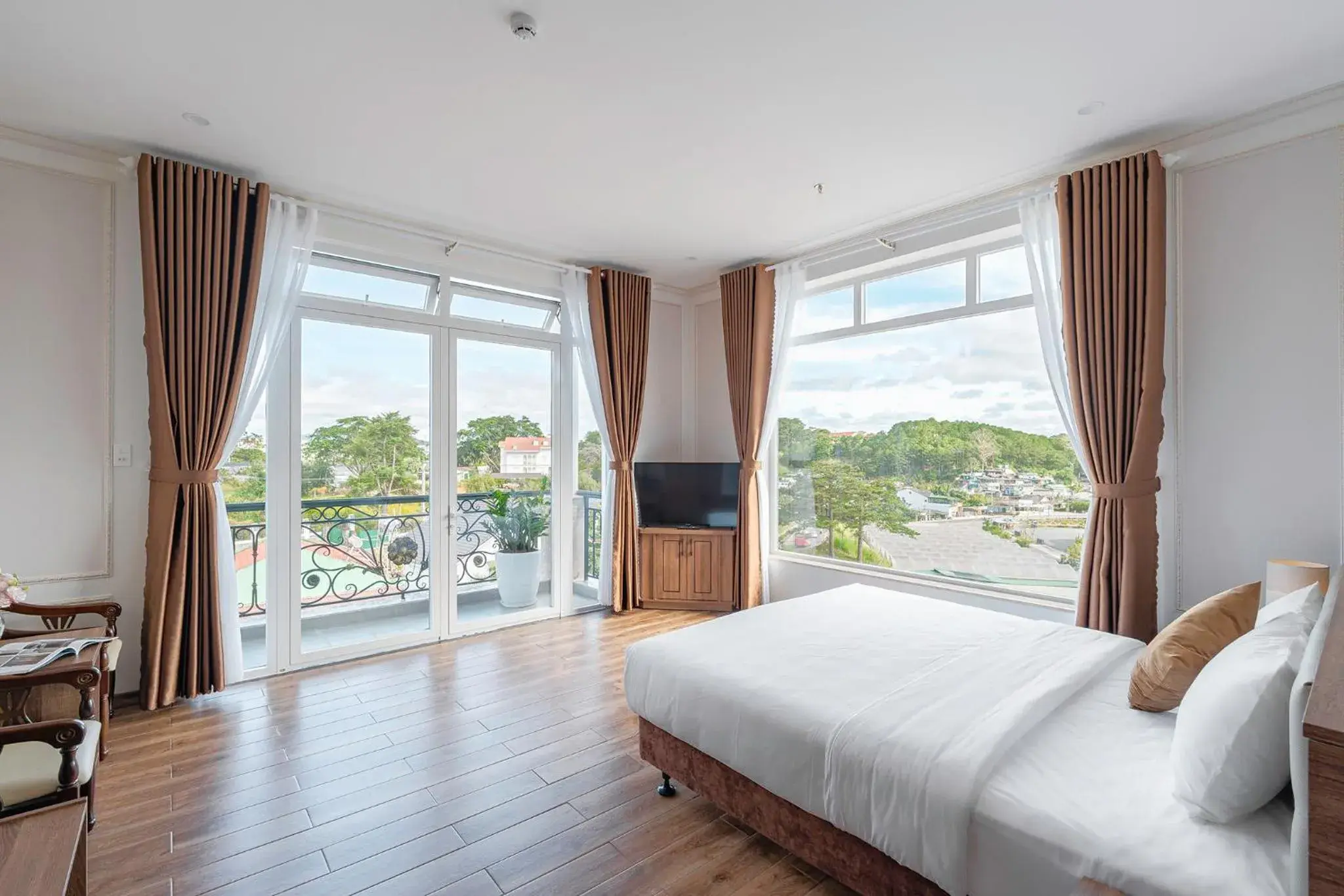 King Suite with Balcony in PINE VIEW Hotel Dalat King Suite with Balcony in PINE VIEW Hotel Dalat