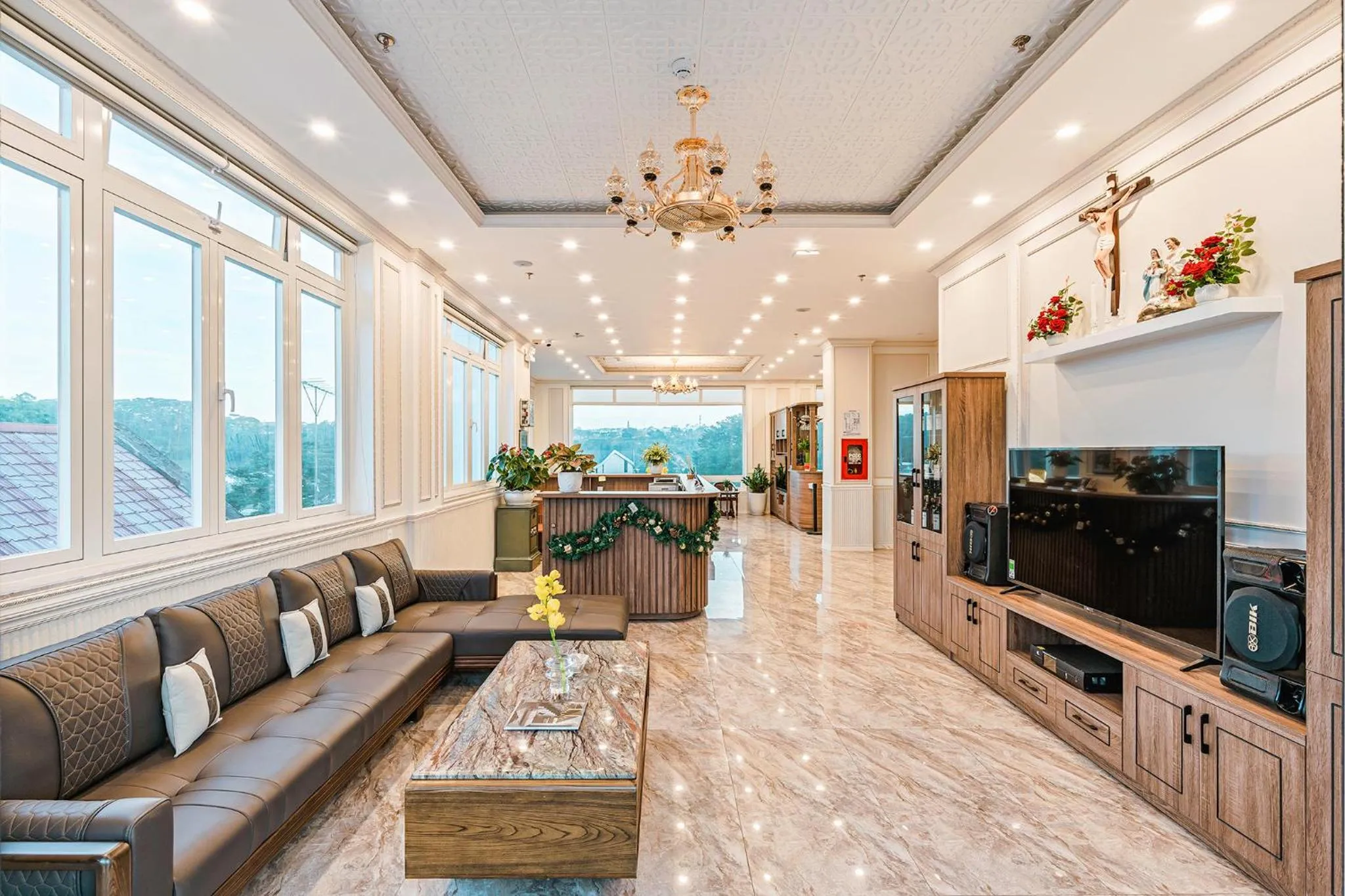 Communal lounge/ TV room in PINE VIEW Hotel Dalat