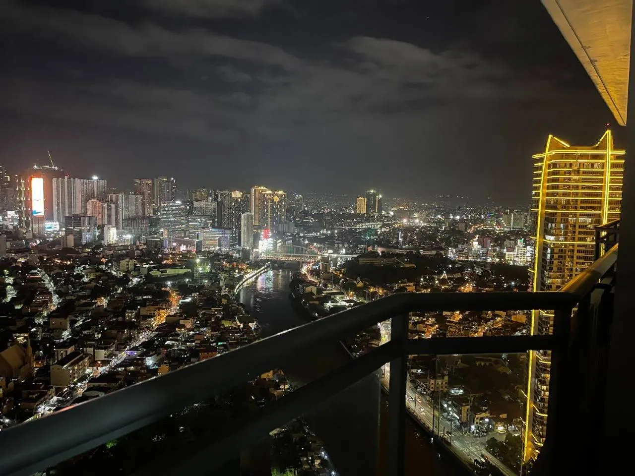 Homey 1BR Acqua Livingstone with Netflix, Pool & Gym