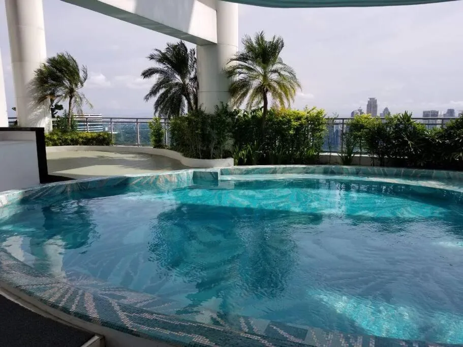 Homey 1BR Acqua Livingstone with Netflix, Pool & Gym