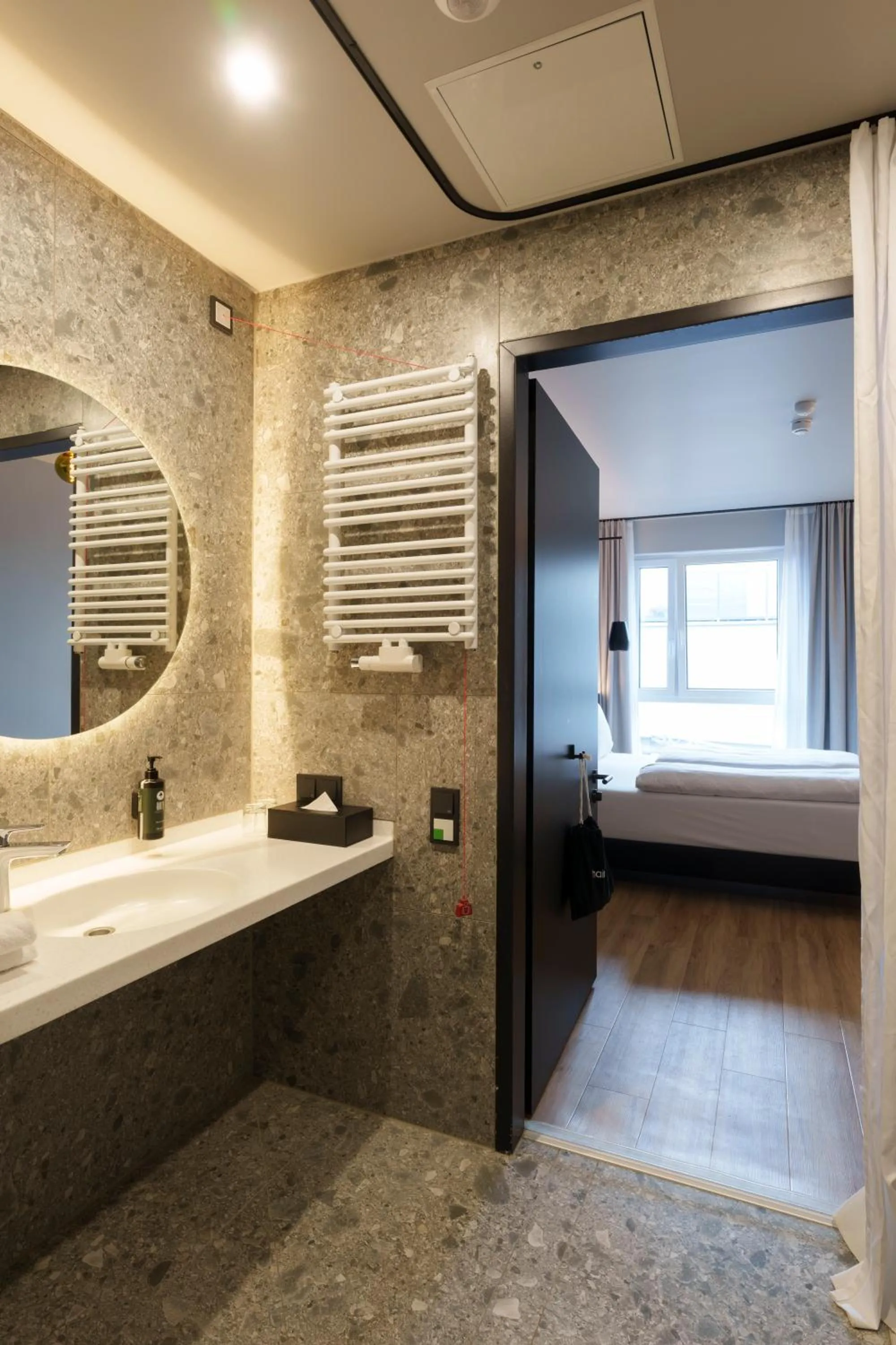 Bathroom, Bed in Vienna House Easy by Wyndham Berlin Potsdamer Platz