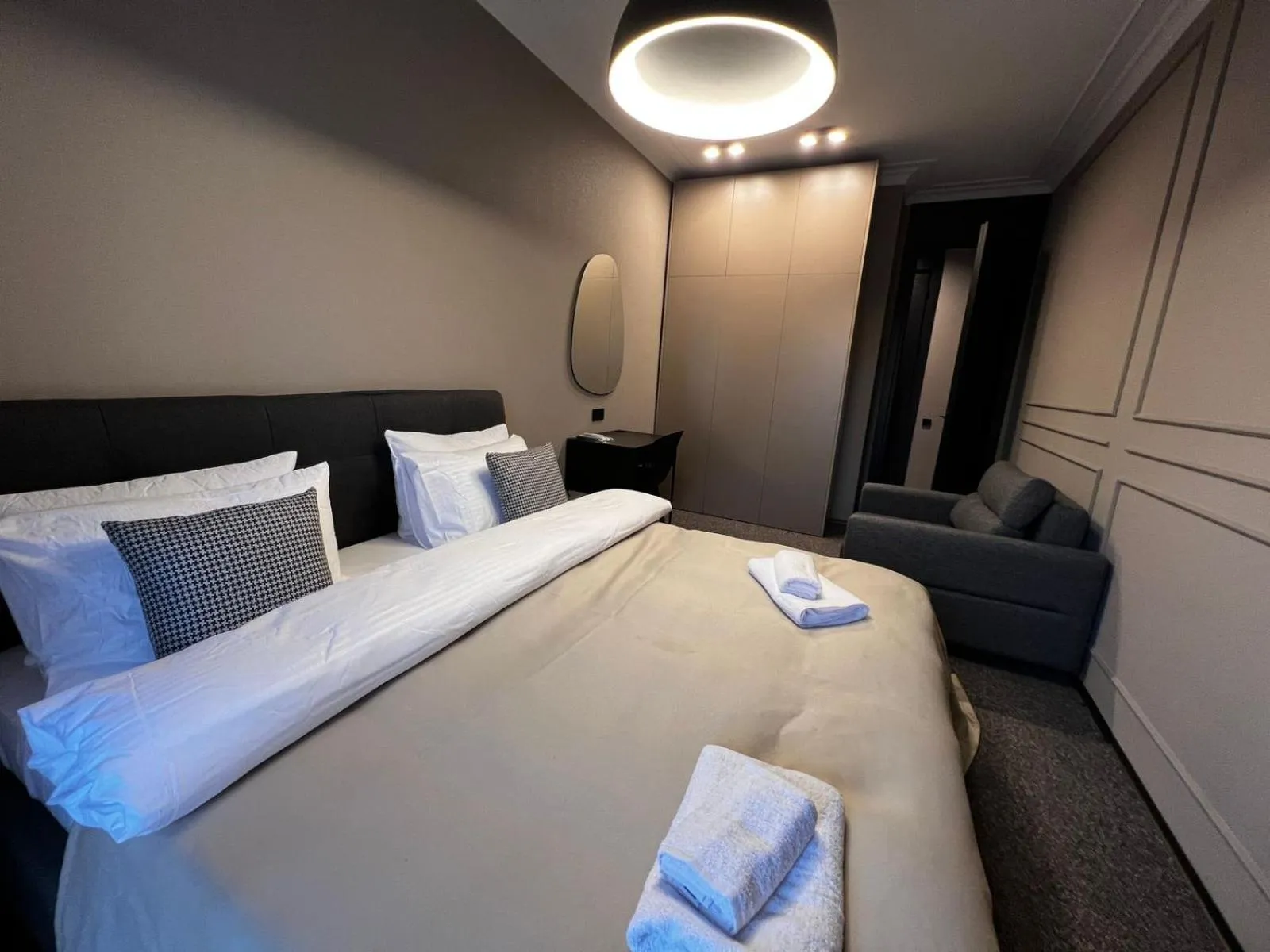 Bedroom, Bed in Apart leitmotif