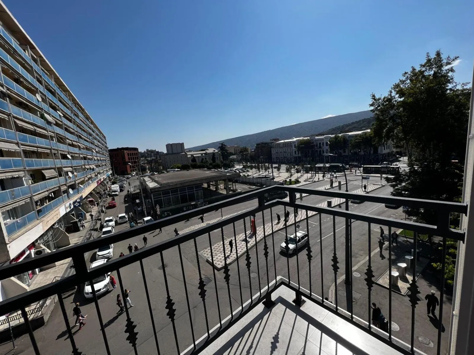 View (from property/room) in Apart leitmotif