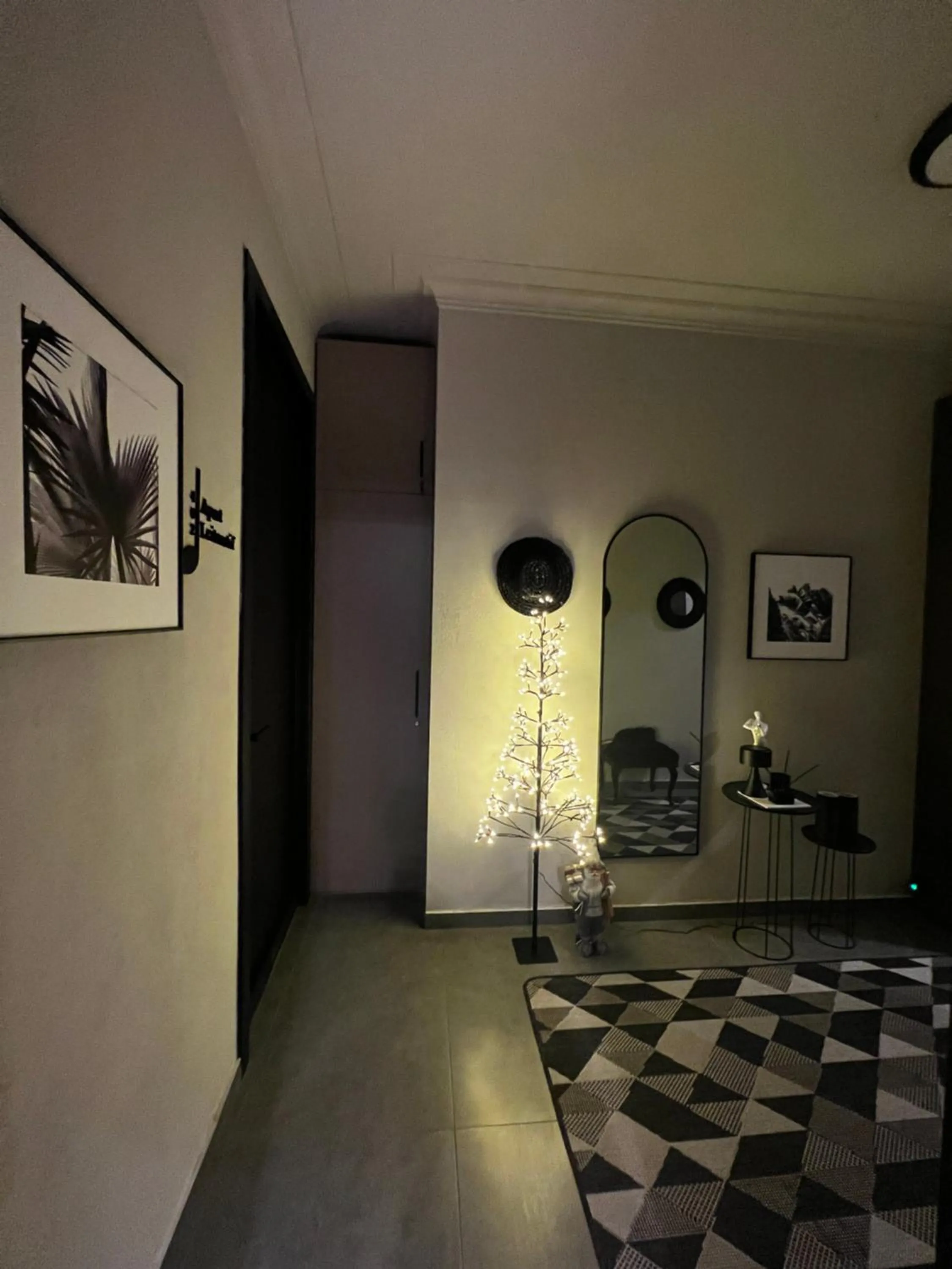 Facade/entrance in Apart leitmotif