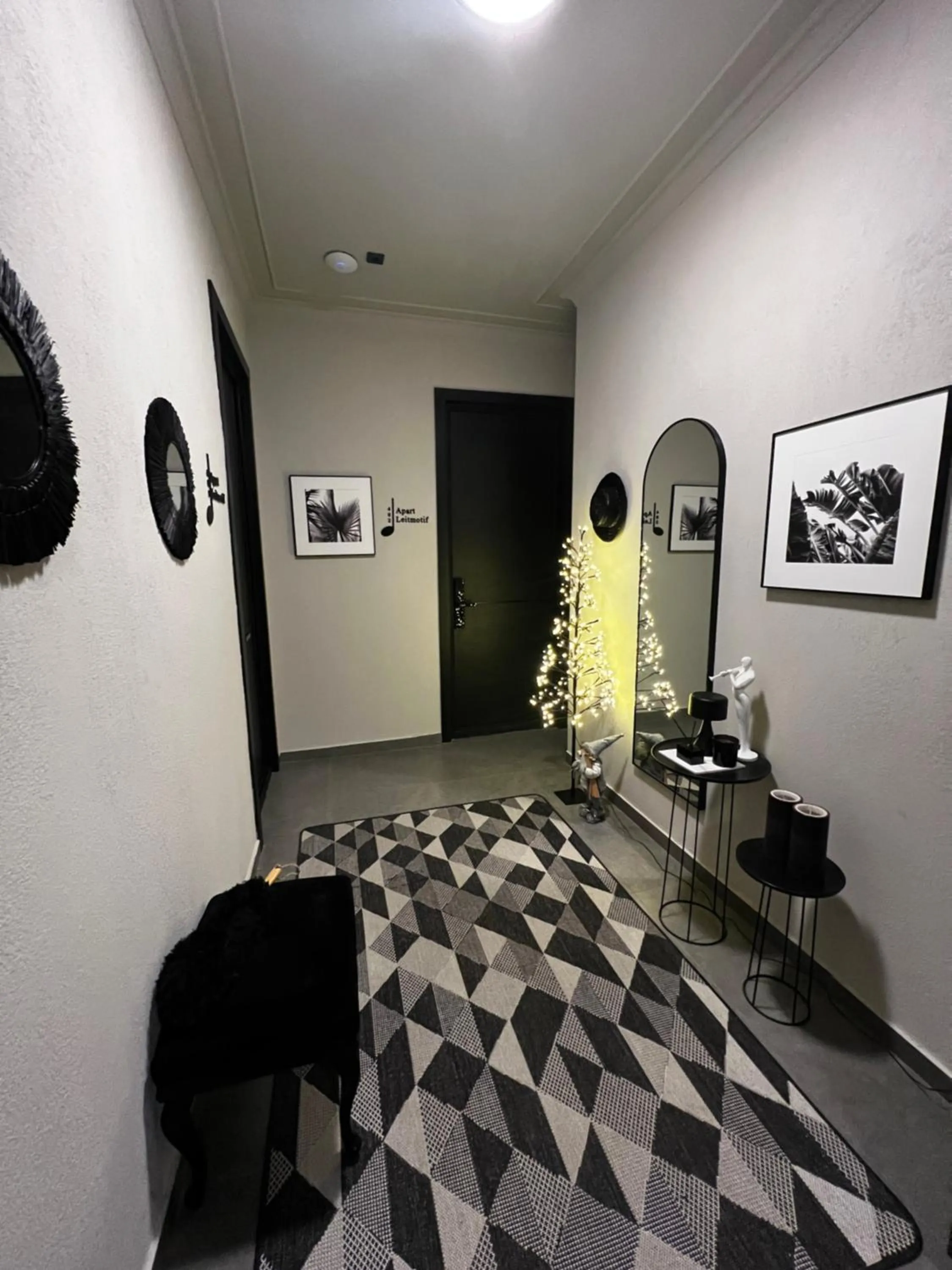 Facade/entrance, Bed in Apart leitmotif