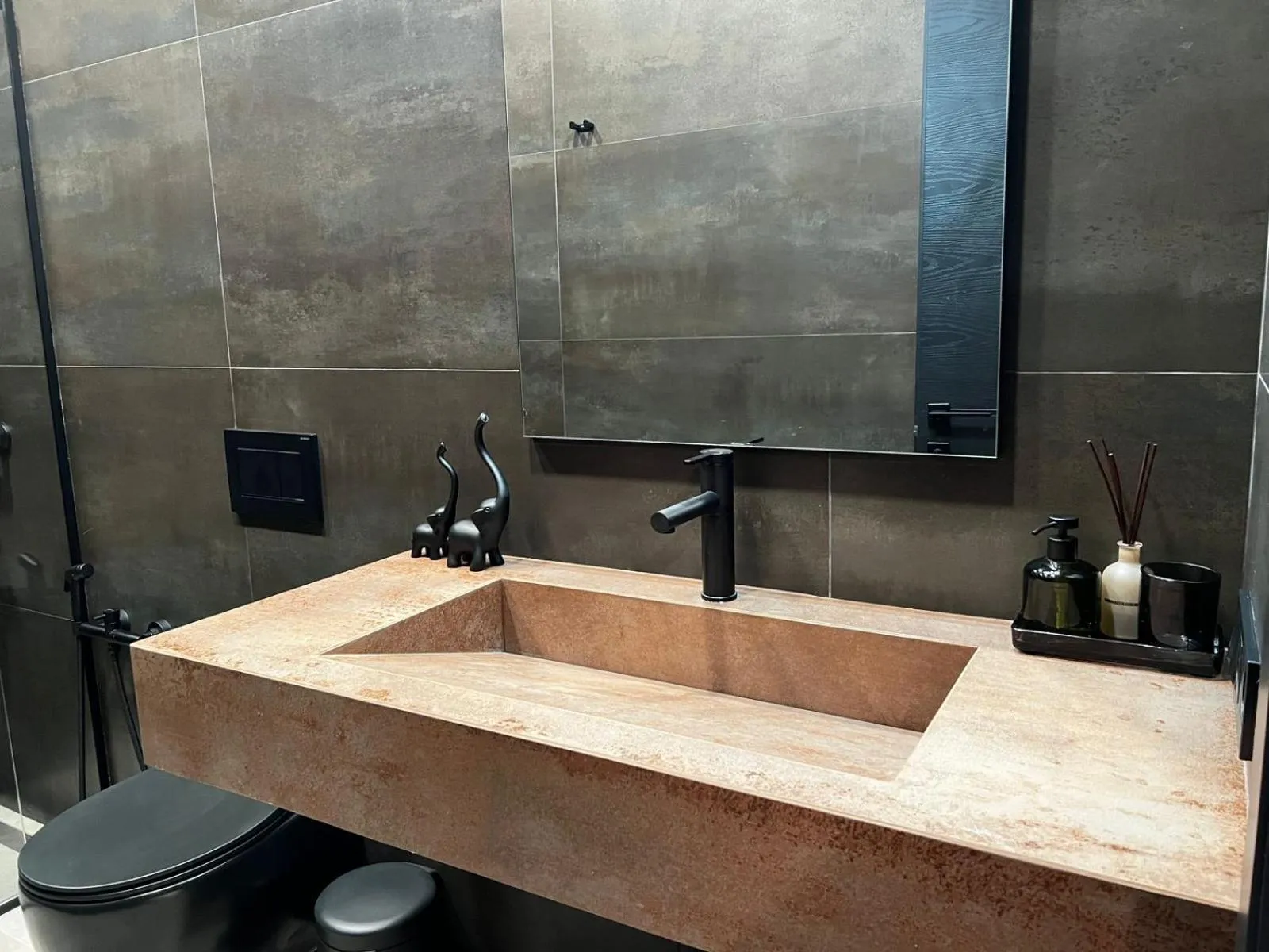 Bathroom in Apart leitmotif