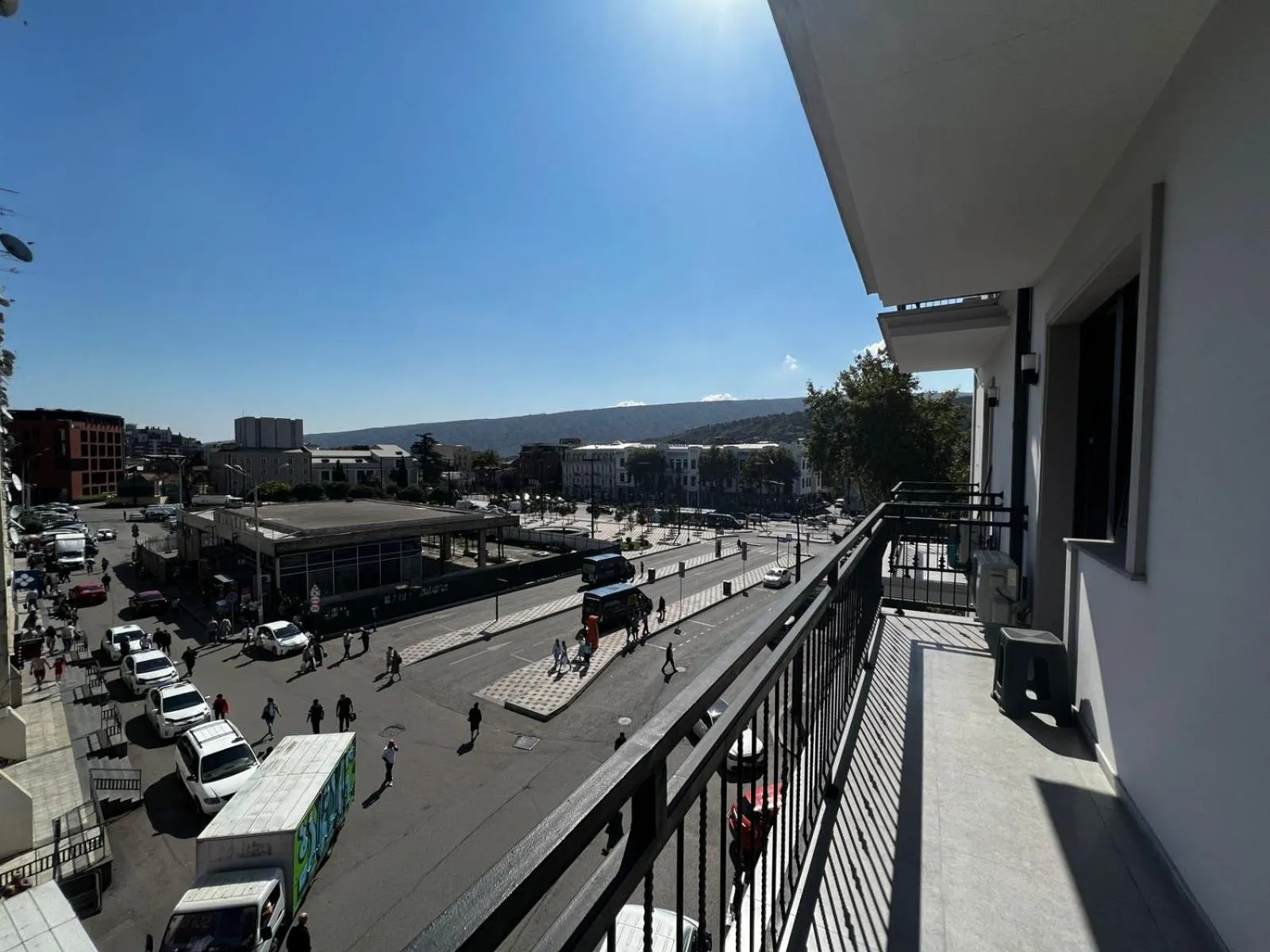 View (from property/room) in Apart leitmotif