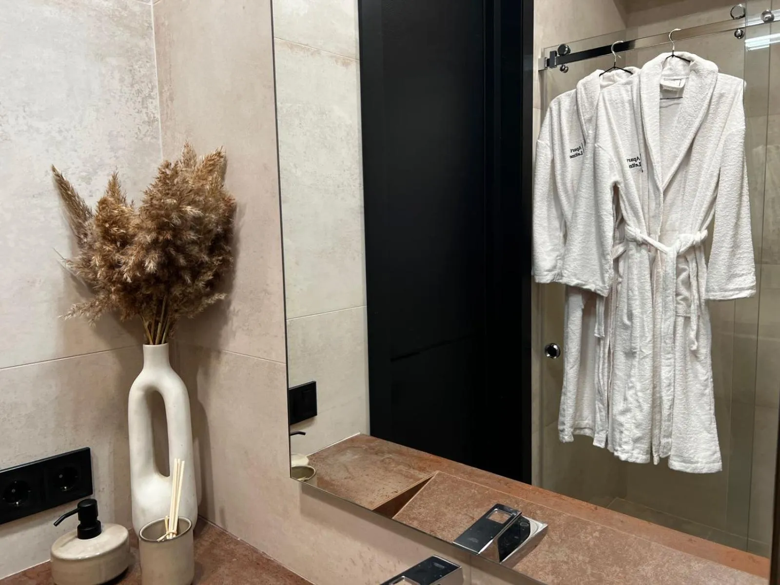 Bathroom in Apart leitmotif