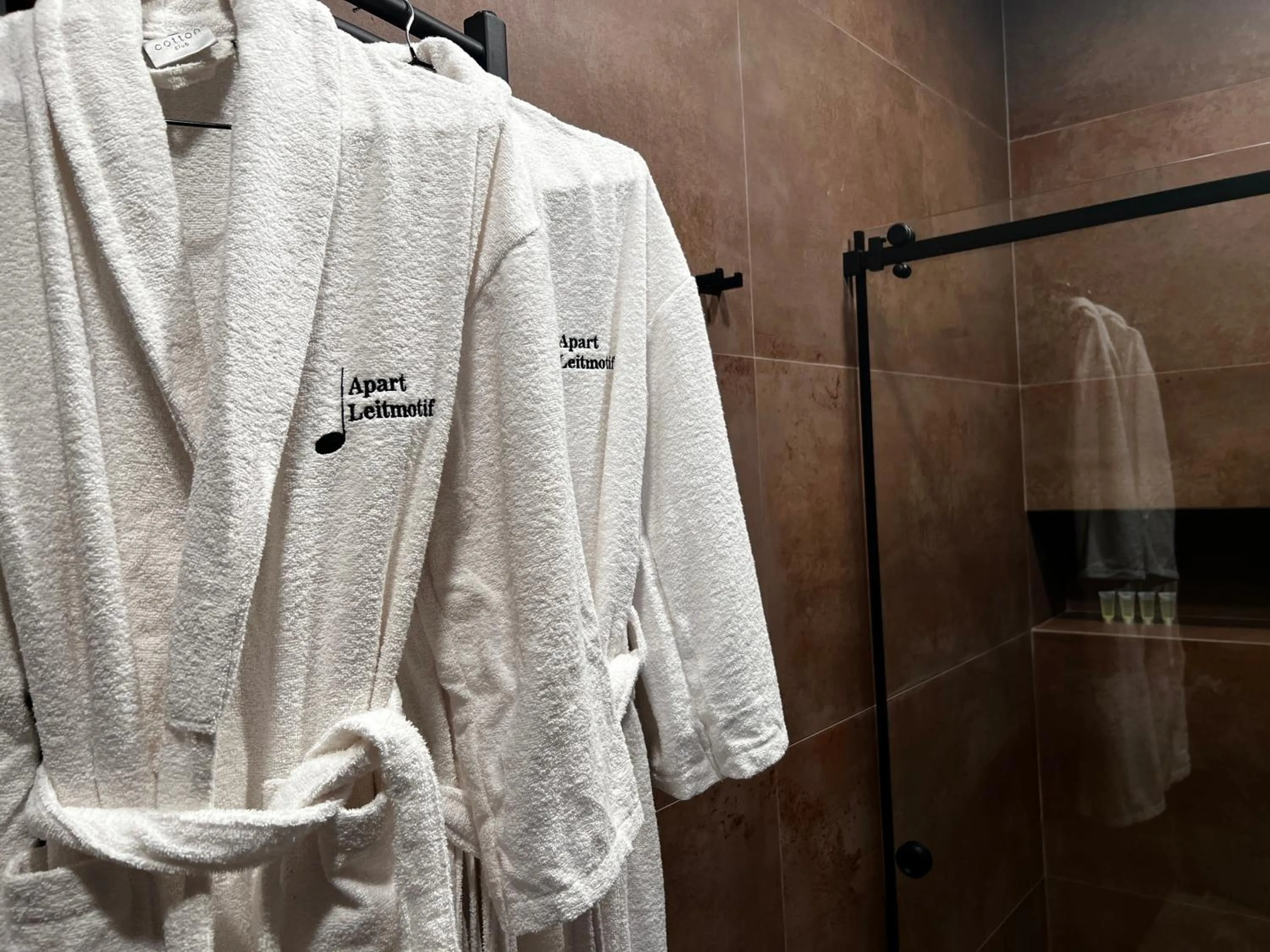 Shower in Apart leitmotif