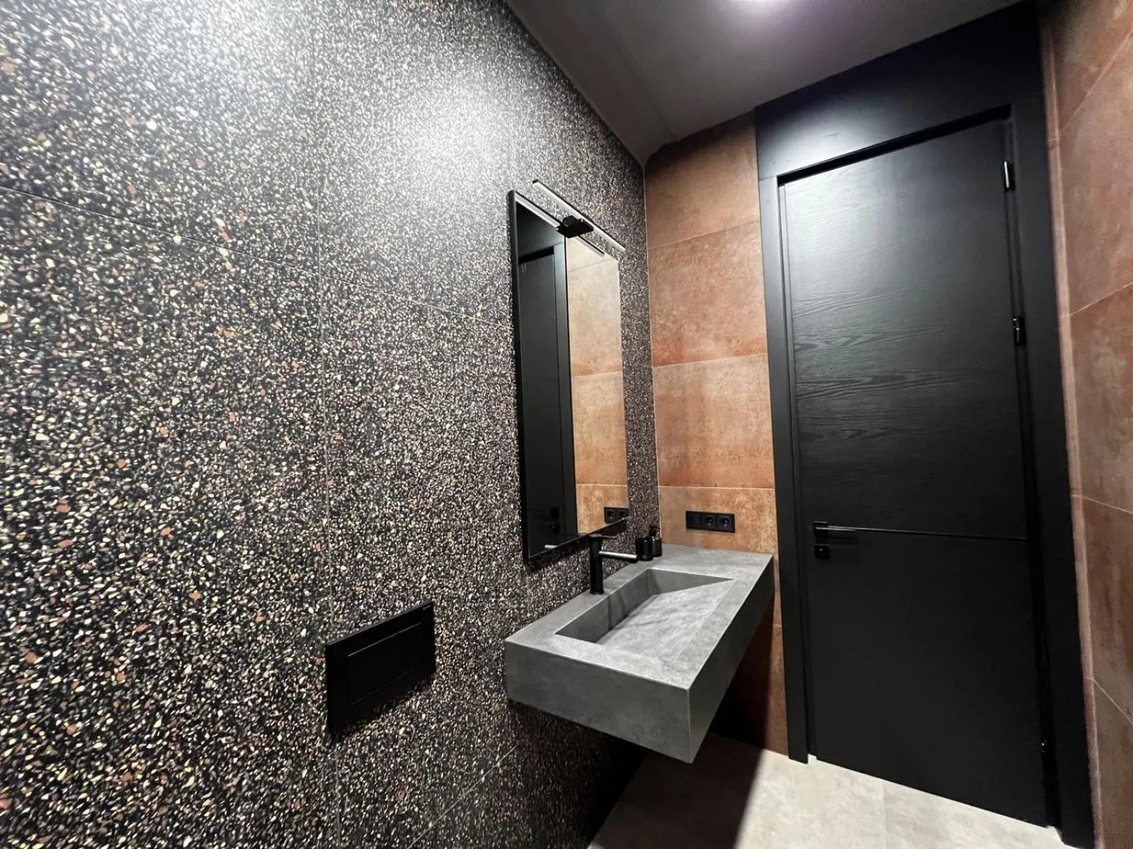 Bathroom in Apart leitmotif