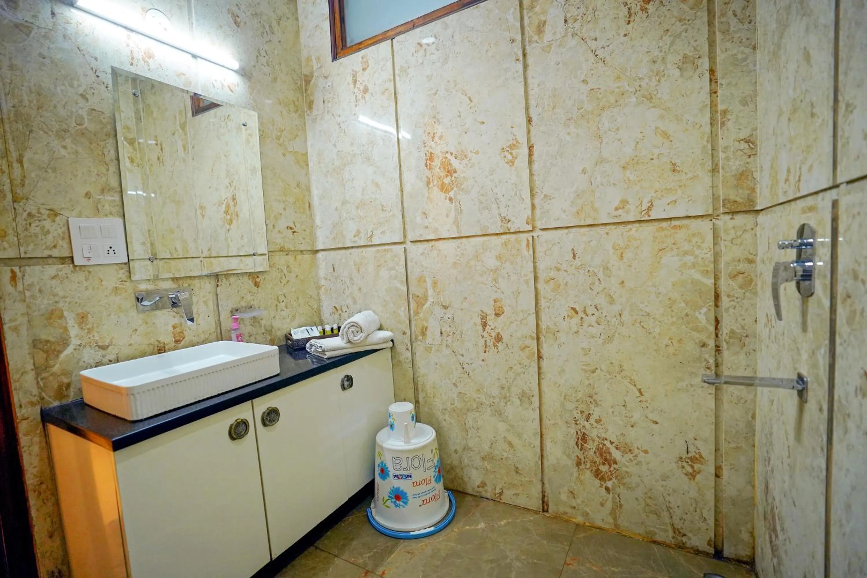 Bathroom in Hotel Maharaja Palace Boutique Hotels Near Medanta Medicity Gurgaon