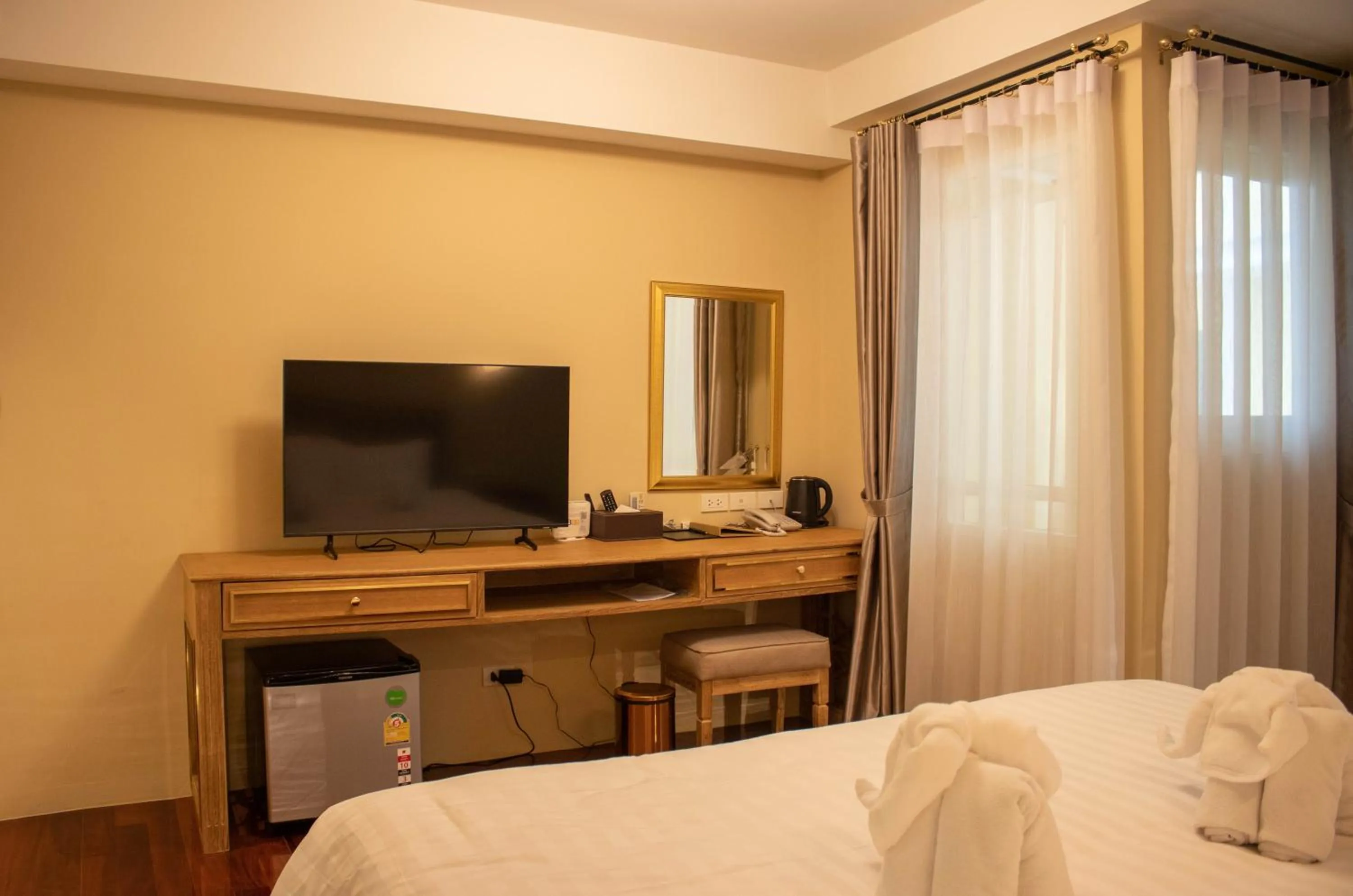 TV and multimedia, Bed in Siri Ratchadamnoen Bangkok Hotel