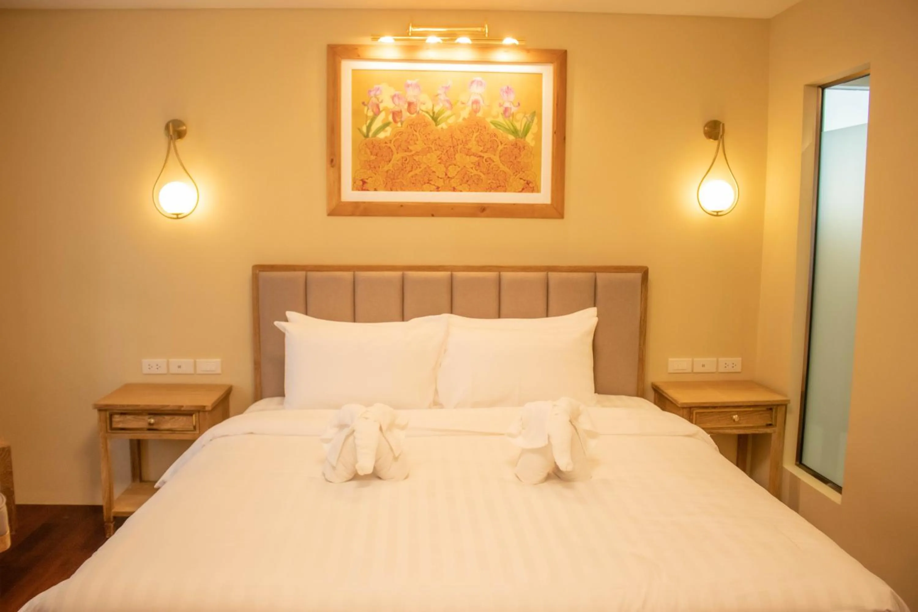 Bed in Siri Ratchadamnoen Bangkok Hotel