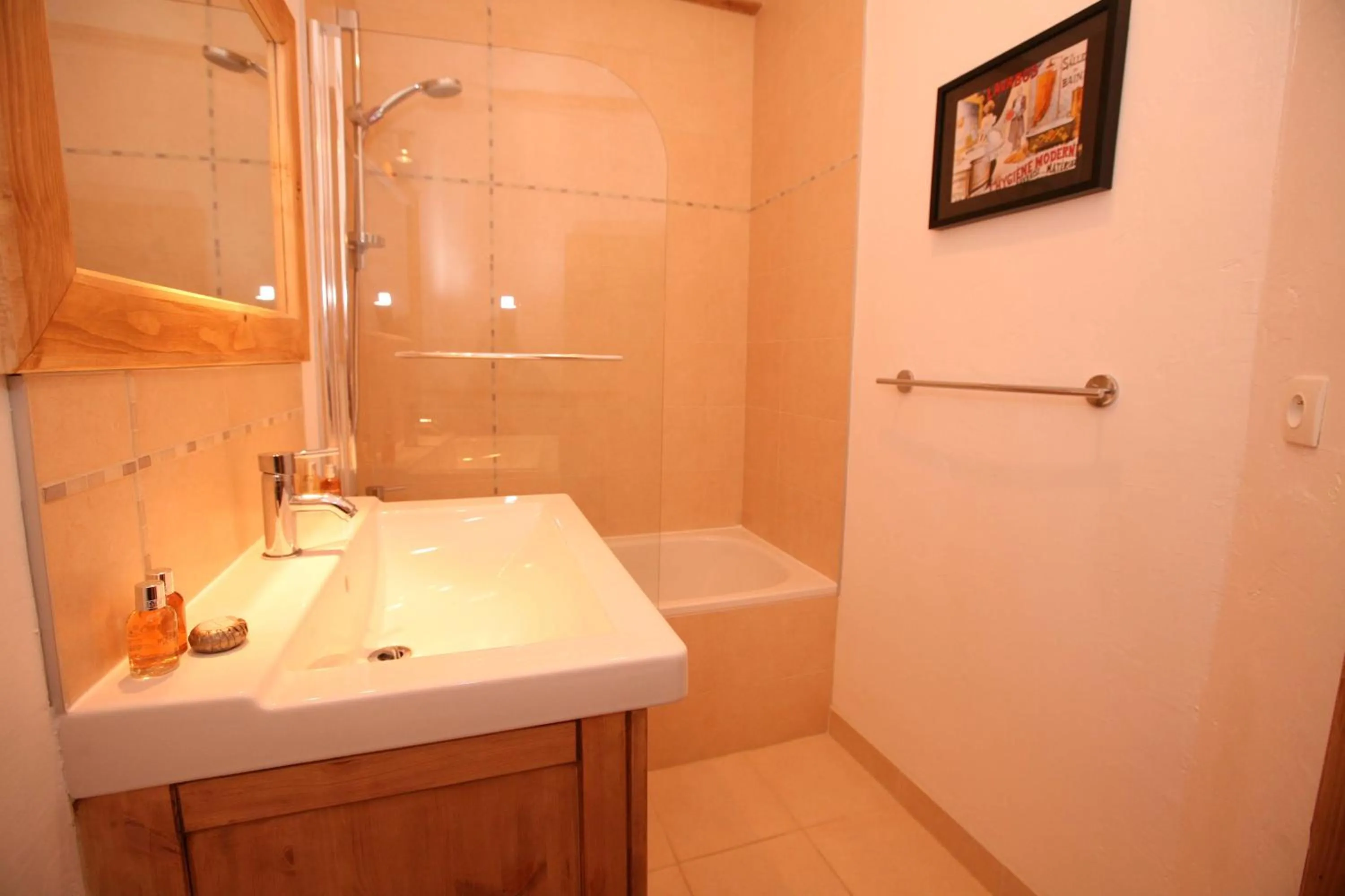 Shower in La Chaumiere - Luxury Traditional Chalet, Châtel